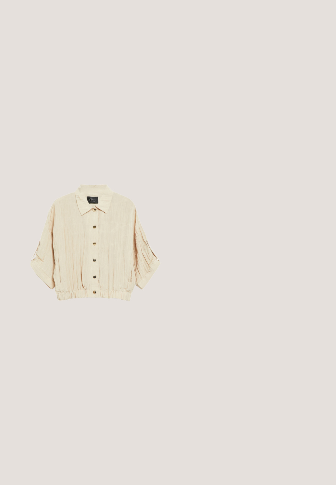 Beigefarbene, kurzärmelige Bluse mit Knopfleiste, Kragen, geknitterter Struktur, elastischem Saum und lockerem Schnitt vor weißem Hintergrund.; LASCANA Jumpsuit - sand; Roségoldene Rutsch-Sandalen mit zwei verstellbaren Metall-Schnallen, Kork-Fußbett und weißer Gummisohle. Glatte metallische Oberfläche, offene Zehenspitze.; Braune Schildpatt-Sonnenbrille mit einem geometrischen Rahmen, Verlaufslinsen und kunstvoll geflochtenen Bügeln. Mit dezentem Logodetail.; Beige gewebte Clutch-Tasche mit zylindrischer Form und einem Schulterriemen aus bernsteinfarbenen Perlen.; Perlenarmband mit geschnitzten Schildkrötenmotiven in einem sanften Beigeton, durchsetzt mit kleinen silbernen Akzenten. Metallverschluss inbegriffen.