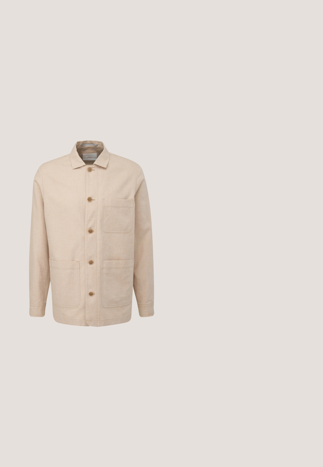 Lichtbeige katoenen jack met een kraag, sluiting met knopen aan de voorkant, twee voorzakken en een subtiele textuurafwerking.; Korte mouwen beige shirt van lichtgewicht stof, met een knoopsluiting aan de voorkant, twee borstzakken en een kraag.; Lichtgrijze korte broek met kleine donkere geometrische patronen, elastische tailleband en beige trekkoord middenvoor.; Zwarte flip-flops gemaakt van glad materiaal, met een tanga-stijl band, een gestructureerde voetbed en een geperst logo op de zool.; Rechthoekige zonnebril met schildpadprint, voorzien van donker verlopende glazen en dunne, licht gebogen pootjes die naar buiten zijn gericht.; Rechthoekige zwarte leren heuptas met voorvak met ritssluiting en verstelbare band met goudkleurige gesp.