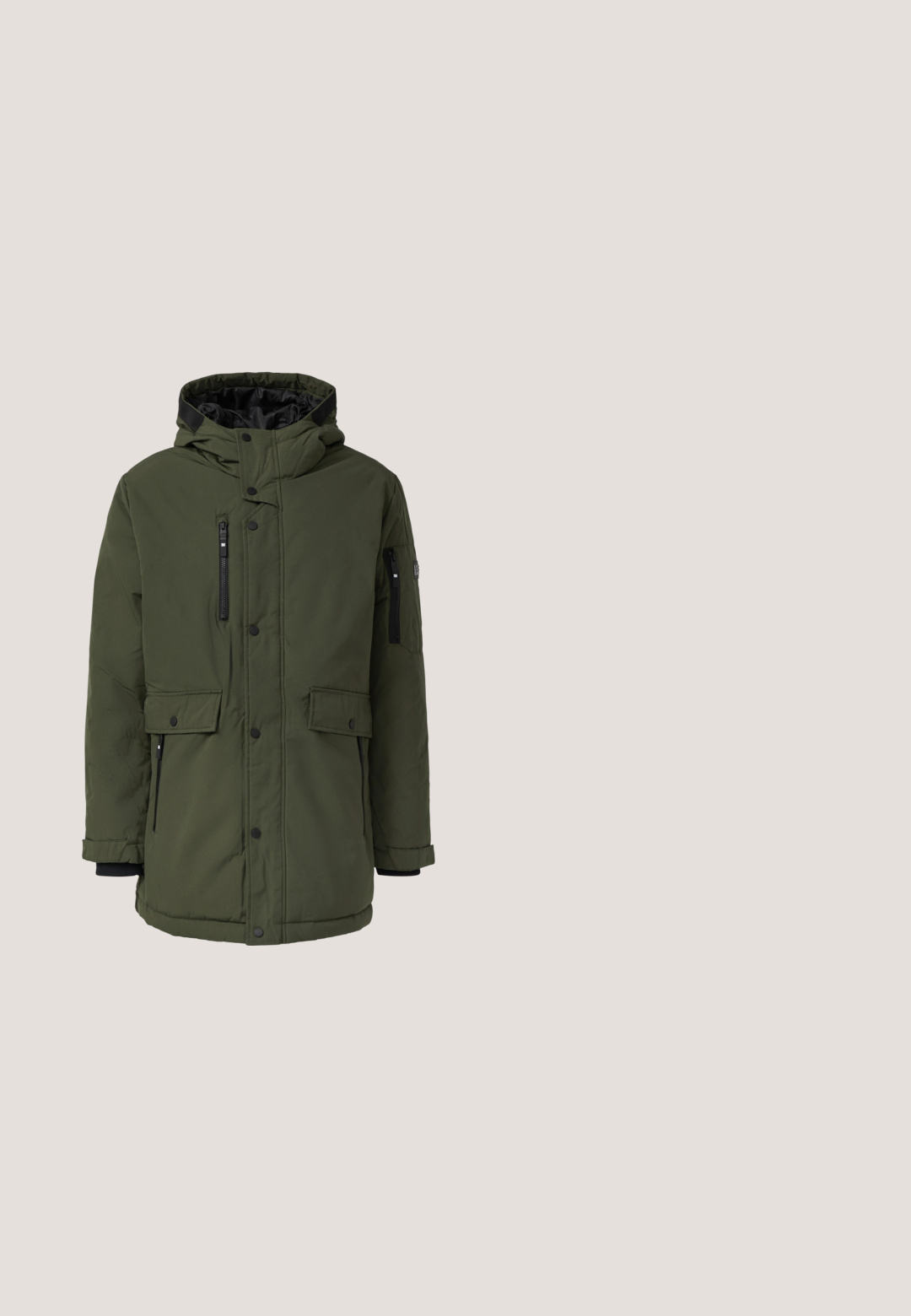Gewatteerde parka in donker groen. Voorzien van een met rits afsluitbare borstzak, twee klepzakken aan de voorkant en een verstelbare capuchon met zwarte accenten.; Donker meerkleurige trui van gebreid materiaal met lange mouwen, geribbelde textuur, kraag en vier zwarte knopen op de voorkant.; Beige shirt met lange mouwen, ronde hals en klein rond logo op de bovenste linkerborst, eenvoudig ontwerp, gemiddelde stofdikte.; Donkerblauwe denim jeans met een rechte pijp, voorzien van voorzakken, een ritssluiting en subtiele stikdetails.; Zwarte en bruine leren enkelboot met een beige zool, zwarte veters, gestructureerde kraag en fleece voering op een witte achtergrond.; Groene stoffen schoudertas met bruine leren accenten, een voorflap, een verstelbare schouderriem en een ritssluiting aan de bovenkant. Voorzien van gouden hardware.
