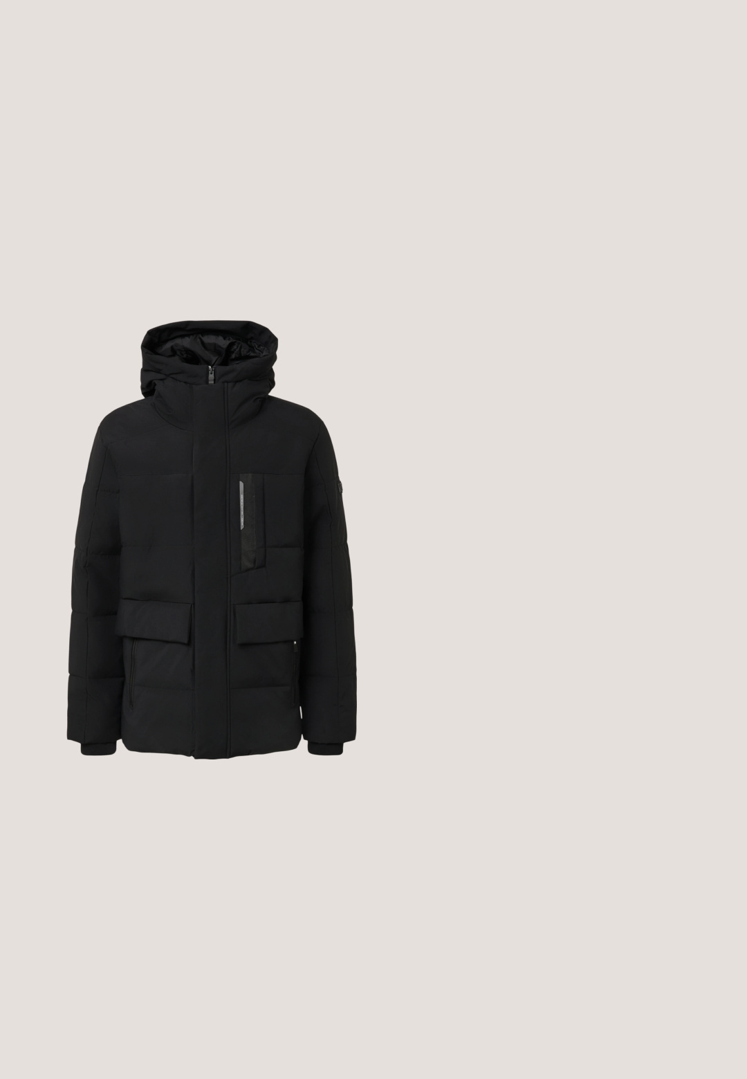 Chaqueta acolchada negra con capucha, con cierre frontal de cremallera, dos grandes bolsillos y un bolsillo en el pecho con cremallera. Textura lisa, diseño minimalista.; Suéter negro de cuello alto con una textura acanalada, mangas largas y un diseño ajustado. El dobladillo y los puños están acabados con una banda sólida.; Camiseta negra de manga larga hecha de tela suave, con cuello redondo, corte slim y puños rematados, con detalles de diseño mínimos.; Jeans de mezclilla azul con acabado desgastado, diseño de cinco bolsillos, corte recto y detalles de costura. Cierre sencillo con botón y cremallera.; Bota negra de ante con cordones hasta el tobillo, cuello acolchado, diseño lateral en relieve, suela gruesa con dibujo y puntera redondeada.; Bolso mensajero de cuero negro con textura suave, forma rectangular, correa ajustable y un logo dorado en la parte frontal.