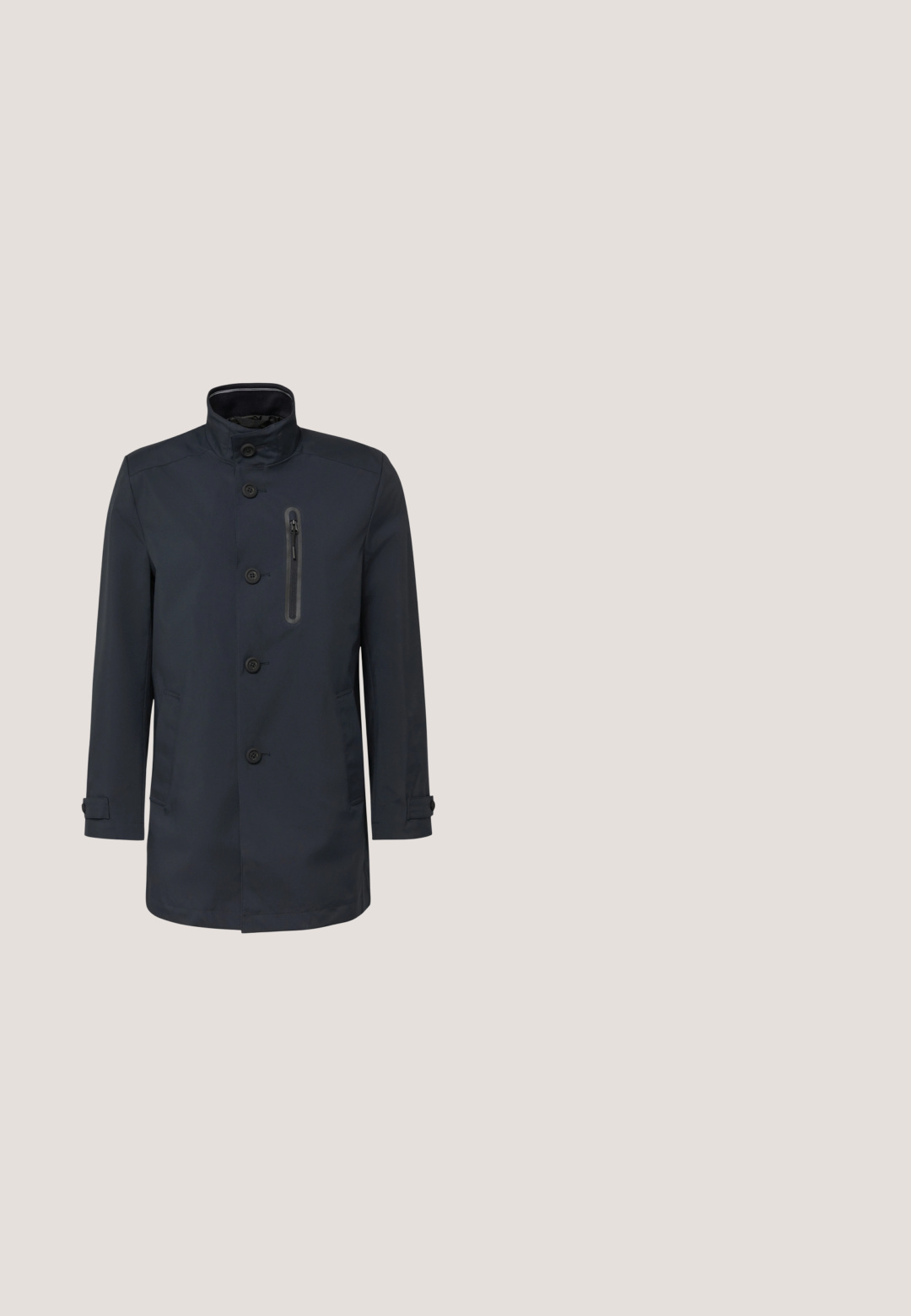 Manteau pour homme bleu marine mi-long avec col montant, quatre boutons devant, poche poitrine zippée et poignets à boutons.; Pull bleu marine avec un motif de tricot texturé, col rond et une poche applique avec un détail de bouton sur le côté gauche.; Chemise bleue à manches longues avec un motif texturé, fermeture à boutons à l'avant, col et poche poitrine unique. Équipe de boutons foncés.; Pantalon noir slim fit avec fermeture à bouton et cordon, doté d'une taille ajustée et de passants de ceinture.; Baskets en cuir bleu marine avec une finition lisse, semelle en caoutchouc blanc plat, bout arrondi et six lacets bleu marine passés à travers des œillets ronds.; Ceinture en cuir texturé bleu foncé roulée avec une boucle en métal rectangulaire argentée et un petit détail de logo rouge, blanc et noir sur la boucle de ceinture.