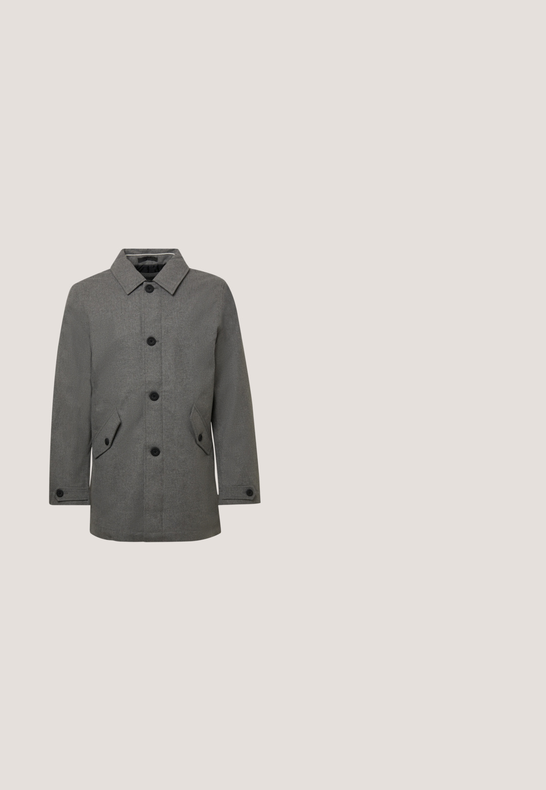 Manteau gris pour homme à simple boutonnage avec col à revers, quatre boutons noirs sur le devant, deux poches à rabat et poignets boutonnés.; Pull gris en maille côtelée avec col rond, manches longues et un petit patch circulaire noir sur la poitrine gauche.; Chemise à manches longues à carreaux noir et blanc avec un devant boutonné, col moyen et texture tissée. Comprend des boutons noirs et une coupe décontractée.; Pantalon décontracté gris clair avec taille élastique et cordon de serrage, coupe droite, sans poches visibles ni ornements.; Bottine en cuir noir avec un bout arrondi, panneaux latéraux élastiques, accents en tissu gris texturé, et tirette à l'arrière. Semelle en caoutchouc.; Serviette en cuir noir texturé avec double poignée et bandoulière réglable, avec un petit logo Tommy Hilfiger sur le devant.