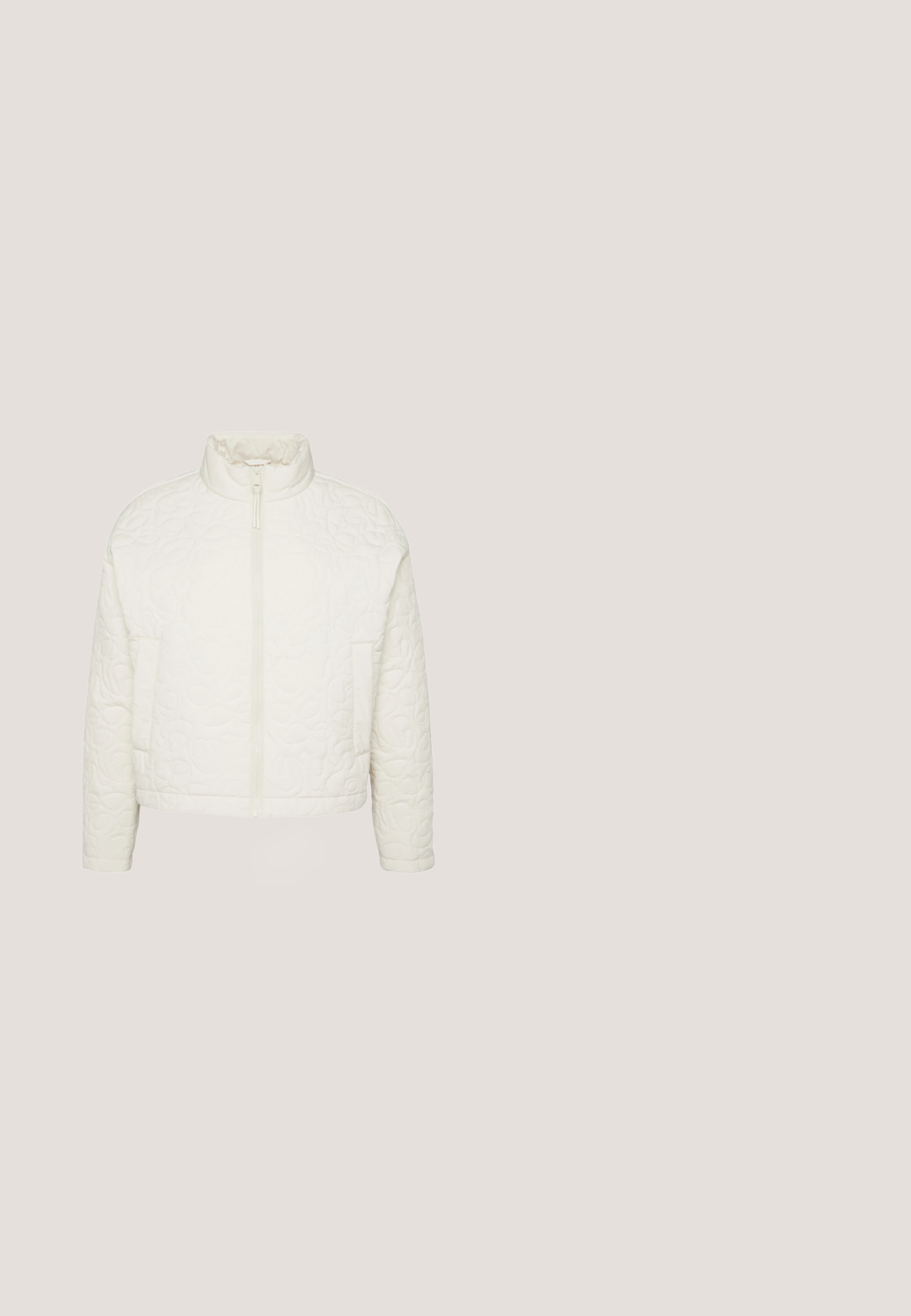 Weiß gesteppte Jacke mit hohem Kragen, Frontreißverschluss und zwei Seitentaschen. Der Stoff hat eine glatte Textur mit einem dezenten Muster.; Dunkelblaues Kapuzen-Sweatshirt aus weichem Stoff, mit einem kleinen hellblauen Logo auf der linken Seite und Schlitzen an dem Saum.; Weißes Langarmshirt mit rundem Ausschnitt und einem dezenten beigen abstrakten Muster, das auf der Vorderseite zentriert ist.; Marineblaue Jogginghose mit elastischem Bund, Kordelzug, Seitentaschen, gerippten Bündchen und kleinem „Colmar Originals“-Logo am linken Oberschenkel.; Weißer Sneaker mit niedriger Schafthöhe, schwarzen Streifen, brauner Gummisohle, Schnürverschluss vorne und gepolstertem schwarzem Fersenkragen.; Blaue Ledertasche zum Umhängen mit abgerundeter Form, Reißverschluss und strukturierter Oberfläche. Mit abnehmbarem Riemen und Quasten-Detail.