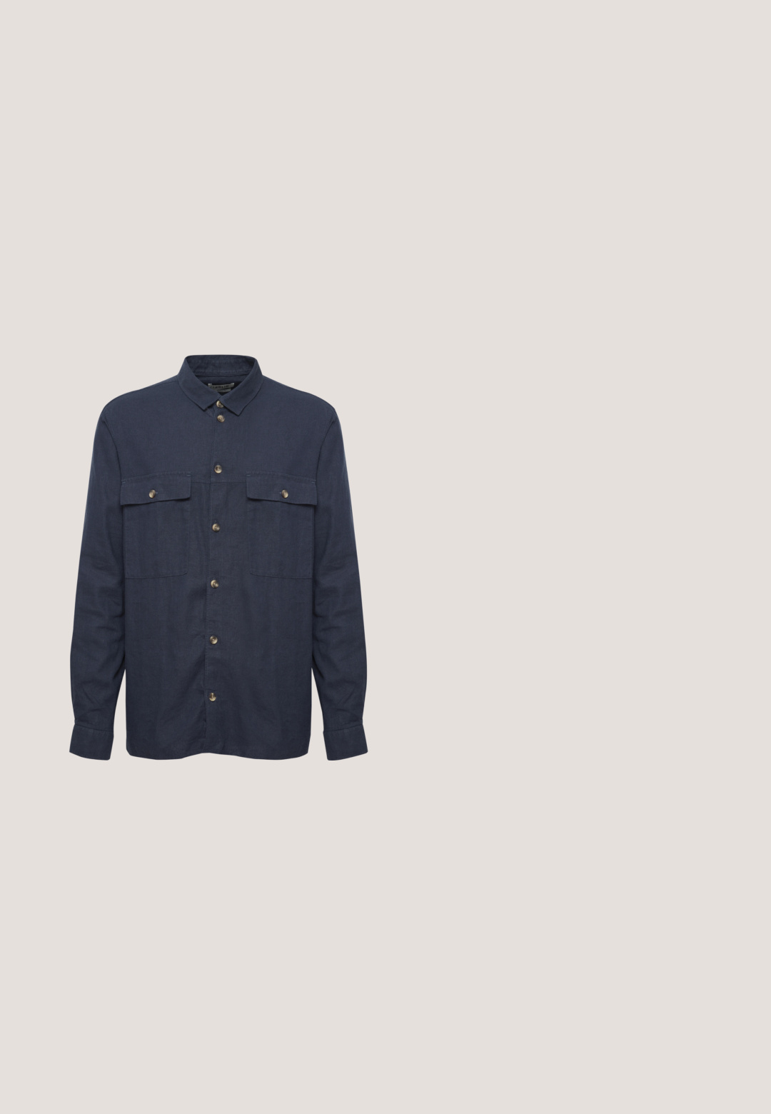 Donkerblauwe button-up shirt van een lichtgewicht stof met twee borstzakken, goudkleurige knopen en een klassiek kraagontwerp.; Witte katoenen t-shirt met een ronde grafiek met kleurrijke fruitontwerpen in oranje, groen en geel op de linker borst.; Witte linnen korte broek met een elastische tailleband en koord, voorzien van een klein blauw geborduurd logo aan de onderkant van de rechterzijde.; Witte canvas sneakers met bruine accenten, voorzien van platte veters, een lage zool en een gestructureerde rubberen zool.; Zwarte kunststof zonnebril met groene glazen, met een vierkant montuur, een gladde afwerking en een opvallend Ray-Ban logo op de zijkanten.; Crèmekleurige canvas boodschappentas met voorvak, twee handvatten, verstelbare schouderriem en kleine gele "O.N.S" tekst rechtsonder op het vak.