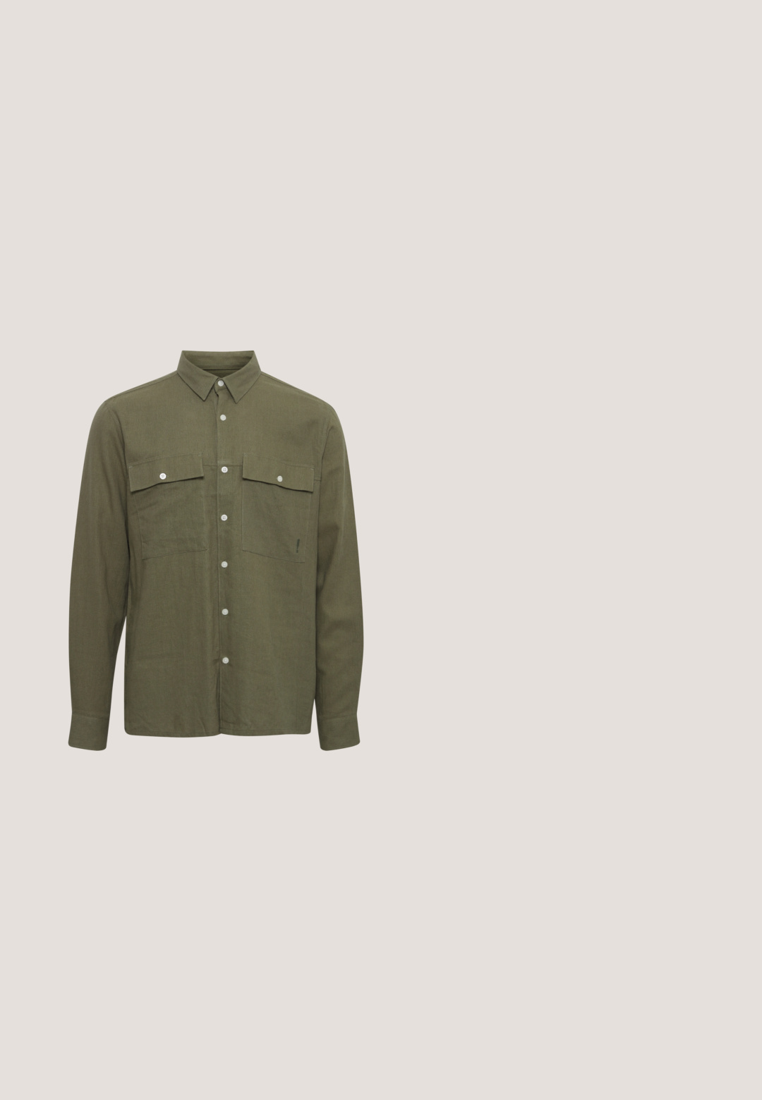 Olivenfarvet langærmet skjorte med knapper lavet af et tekstureret stof, der har to brystlommer og hvide knapdetaljer.; Beige zip-up hoodie lavet af blødt stof, med en stor hætte, to frontlommer og ribbede manchetter og kant. Glat tekstur og afslappet pasform.; Kortærmet t-shirt med rund hals og afslappet pasform med ensfarvet design, vist på en hvid baggrund.; Cremefarvede sweatpants lavet af blødt stof, med elastisk talje og ribbede manchetter, samt side søm detaljer.; Hvide sneakers med ruskindsdetaljer i lys grå og brun. Udstyret med snørebånd, en gummisål, branding på siden og en sort hælflap.; Brun læder crossover taske med en tekstureret stofoverdel, frontlomme med lynlås, justerbar rem og glat overflade. Kompakt rektangulær form.
