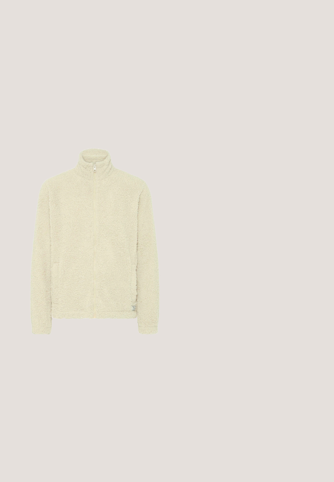Veste en polaire crème, avec un col montant, une fermeture éclair sur toute la longueur et des poches latérales. Matière douce et texturée avec une coupe décontractée.; Sweatshirt beige à col rond en mélange de coton, doté d'un petit logo noir sur la poitrine. Les poignets et l'ourlet côtelés complètent le design.; T-shirt surdimensionné de couleur crème avec un col rond, des manches courtes et une poche poitrine. Fabriqué en tissu doux avec une texture lisse.; Shorts cargo en coton beige avec taille élastique, cordon de serrage, poches avant et poches à rabat sur chaque jambe.; Baskets basses beige avec fermeture à lacets, col rembourré, logo sur le côté et semelle en caoutchouc épaisse.; Trousse de toilette rectangulaire en tissu floral beige et gris clair, base en cuir marron foncé, fermeture éclair, et poignée latérale.