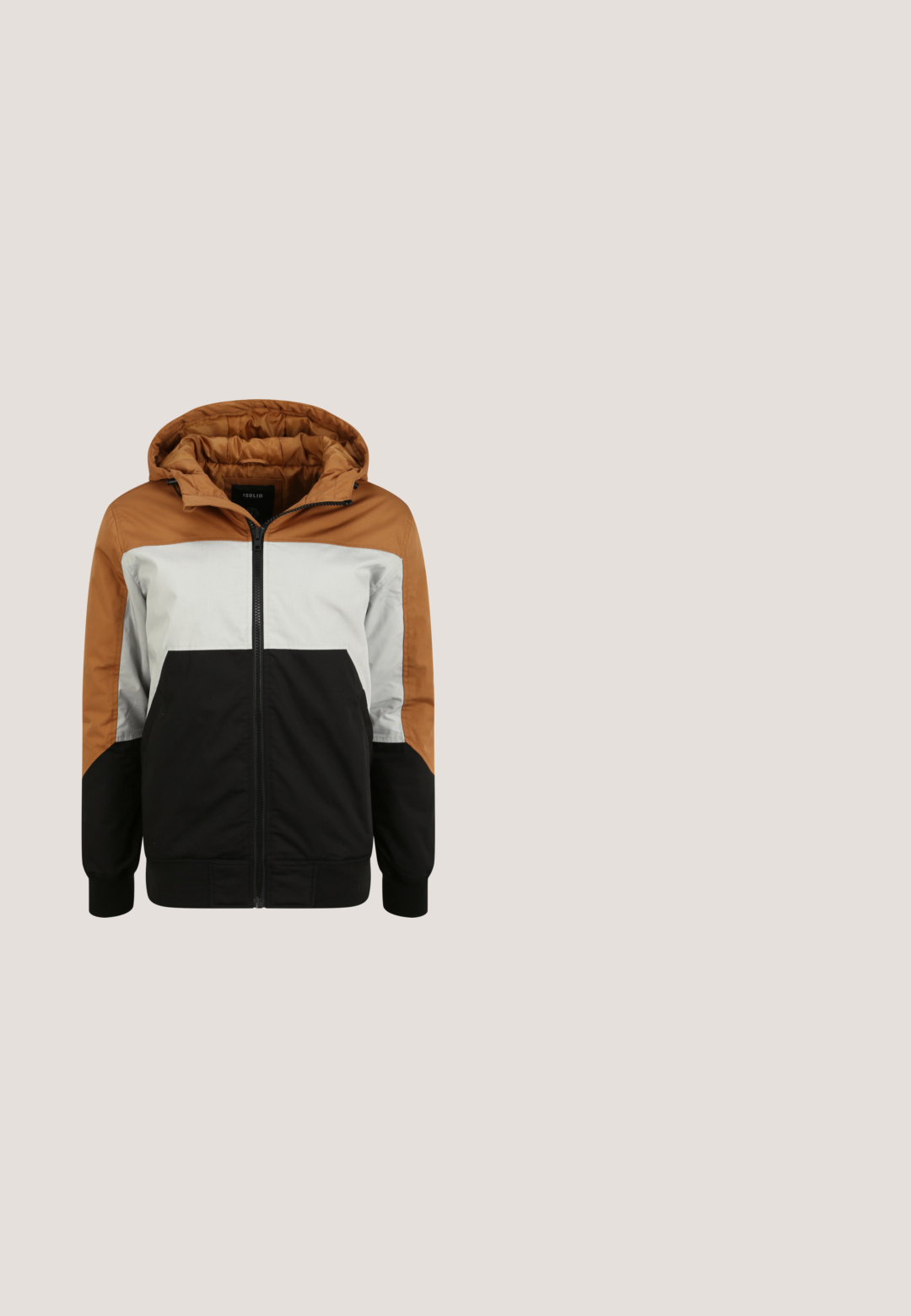 Polstret jakke med hætte, der har et farveblokeret design i brun, grå og sort. Foran lynlås og elastiske manchetter for en sikker pasform.; Beige hættebluse lavet af struktureret stof med et front-seam panel, justerbare snore og lange ærmer. Har en ribbet kant og manchetter.; Sort bomulds T-shirt med korte ærmer, prydet med et cirkulært grafisk print i flere farver og tekstdesign i forskellige skrifttyper.; Grå bomulds cargo-shorts med elastisk talje, snørelukning og to sidelommer, med en glat tekstur og afslappet design.; Gul stof sandal med to justerbare remme, sort gummisål, struktureret fodseng og hvid detalje på sålen. Sidevinkel.; Perlekæde med runde brune og tan sten med et centralt panterhoved i sølv. Naturlig stenstruktur, enkelt design.