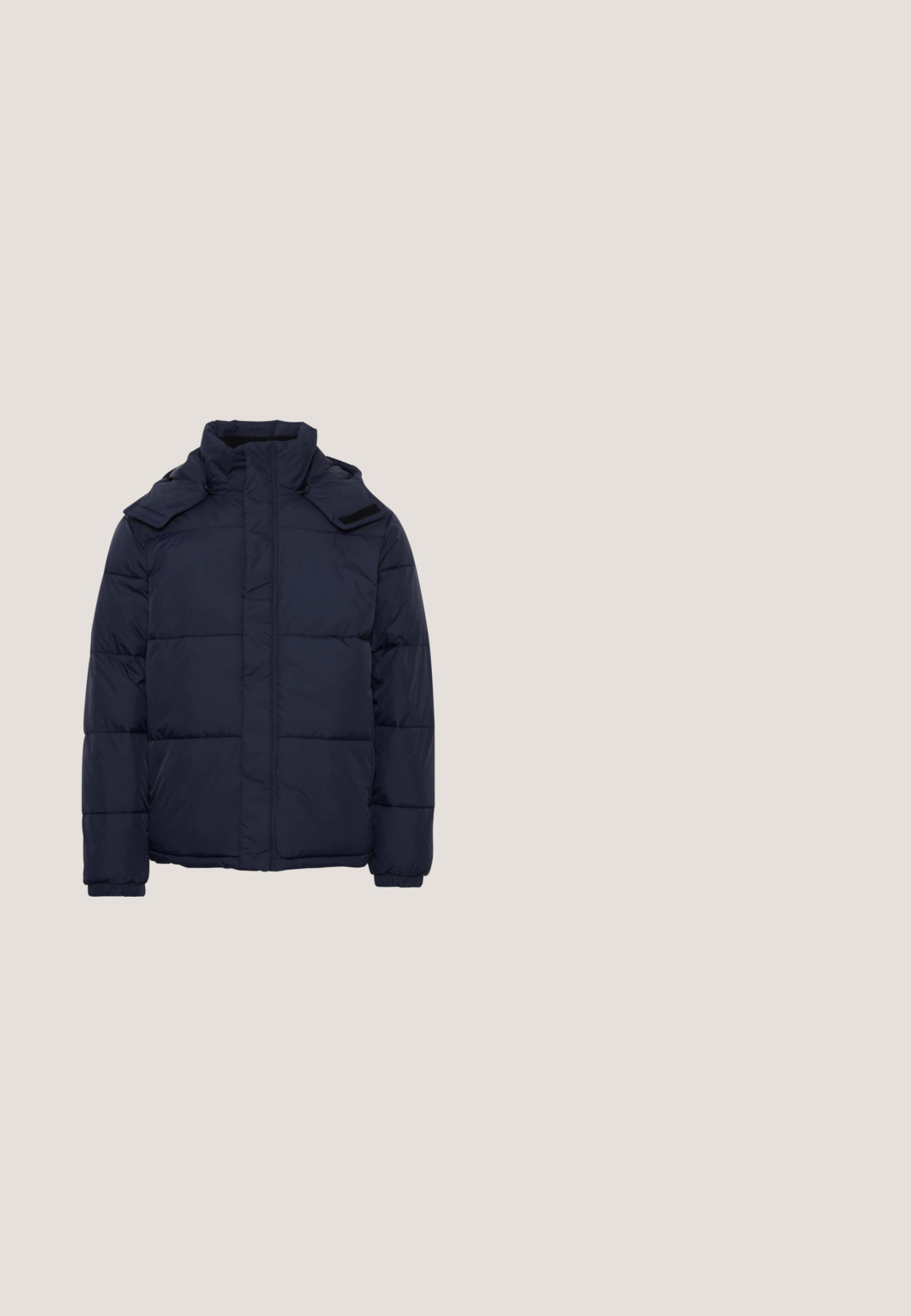 Marineblå puffjakke med høj krave, quiltet design og elastiske manchetter. Har lynlås foran og aftagelig hætte. Blødt, isoleret materiale.; Lys grå, ribbet striktrøje med rund halsudskæring og trekvartærmer, med et struktureret mønster og en afslappet pasform.; Marineblå kortærmet polo med krave, to-knaps slidse og lille logo på venstre bryst.; Lys blå denimjeans med lige pasform, der har en frontknaplukning, fem lommer og en diskret falmet tekstur.; Hvid lavt snøresko med snørelukning og flad sål, vist fra siden på en neutral baggrund.; Sort læder crossbody taske med en tekstureret finish, der har en top zip-lukning og en frontlomme med lynlås. Kompakt og kvadratisk design.