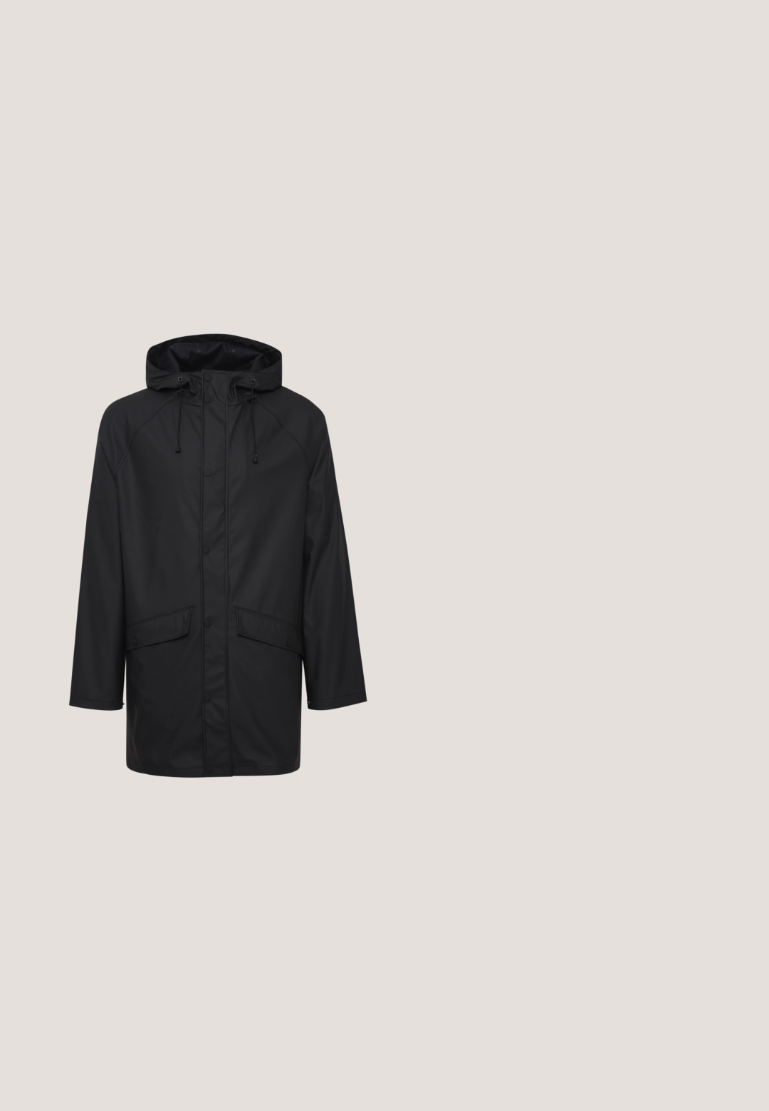 Chaqueta negra impermeable con capucha, que presenta mangas raglán, dos bolsillos frontales y un cierre a presión. Textura suave con un diseño minimalista.; Sudadera de punto waffle azul marino de manga larga con puños y dobladillo acanalados, y un pequeño logo circular blanco en la parte superior izquierda del pecho.; Camisa negra de manga corta con textura acanalada, cuello clásico, botones en la parte delantera y dobladillo recto. Sin patrones ni acentos visibles.; Pantalones de algodón beige con diseño de pierna recta, estilo de cinco bolsillos, costuras sutiles y botón metálico en la parte delantera.; Zapatilla deportiva negra con entresuela visible con amortiguación de aire que flota sobre una superficie de piedra rosa con un fondo de pared de piedra gris.; Bolsa tote de tela negra con asas largas que presenta texto blanco "ALLSAINTS", caracteres japoneses y "LONDON" en el frente.