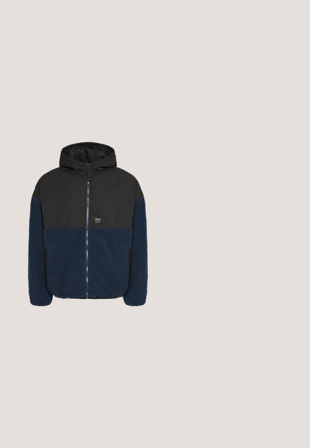 Veste à capuche avec une couche extérieure noire lisse et une section inférieure en polaire bleu marine texturé, dotée d'une fermeture éclair à l'avant et de poches latérales.; Polaire gris foncé à col zippé jusqu'au quart, poignets côtelés et petit logo textuel circulaire sur la poitrine gauche.; T-shirt en coton blanc à coupe ample, col rond, manches courtes et ourlet plat, présentant une texture lisse et sans motifs visibles.; Jogging beige en tissu doux, avec une taille à cordon de serrage, des poignets resserrés et une surface lisse et texturée.; Bottines noires en matériau synthétique texturé, avec un laçage à l'avant et une fermeture éclair sur le côté, dotées d'une semelle en caoutchouc blanche contrastante.; Sac cabas noir Tommy Hilfiger Marina Club avec doubles poignées, cordons latéraux, poche avant et logo de marque subtil.