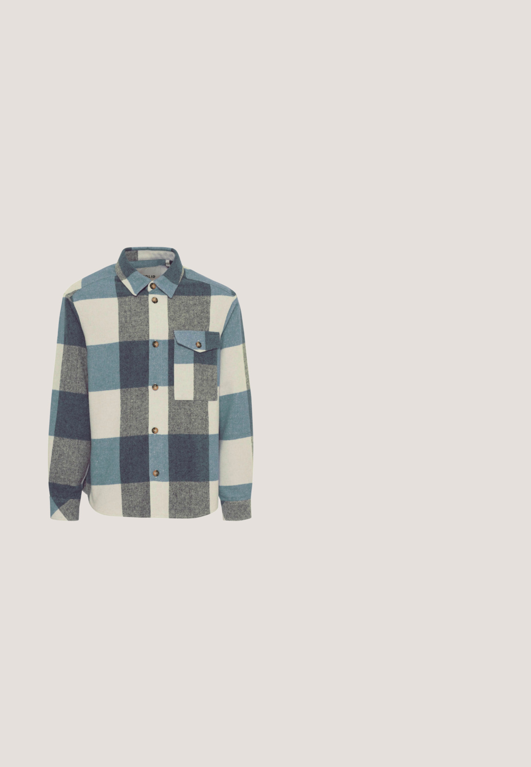Tjekket flannelskjorte i blå, teal og grå med knaplukning foran, spidse kraver og en enkelt brystlomme. Har brune knapper.; Sort strikket sweater med rund halsudskæring og lange raglanærmer. Har ribbede manchetter og kant, tekstureret stof og et lille mærke ved kanten.; Button-up skjorte i marineblå bomuld med et hvidt rutemønster, to brystlommer og en lige skæring med krave.; Sorte denim cargo bukser med lige ben. Har en knap- og lynlåslukning, fem lommer og diskrete syninger.; Sort læder ankelstøvle med elastiske sidepaneler, strukturerede accenter og en gummisål; udstillingen inkluderer en træoverflade og grønne planter.; Sort nylon crossovertaske med toplukning, med logo tryk og justerbar rem. Glat tekstur og minimalistisk design.