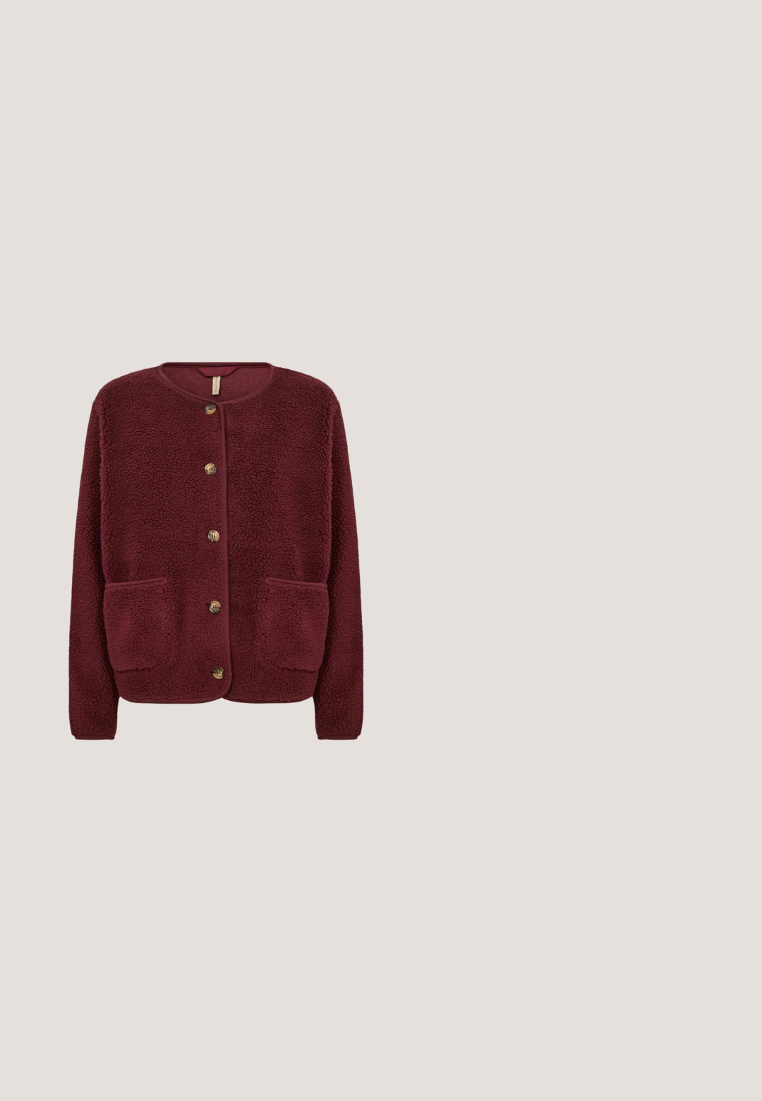 Cardigan en polaire bordeaux avec un col rond, cinq boutons sur le devant et deux poches avant. Texture douce et manches ainsi que bas côtelés.; Pull ample à manches courtes vert olive avec encolure ronde et tissu en maille douce et texturée.; Kaffe KAMOLLY - Pantalon classique - black oyster; Baskets en toile blanches avec une tige texturée, bout rond, semelle plate et laçage à l'avant. Présentent un col légèrement effiloché et une languette.; Sac à épaule en cuir tressé marron foncé avec une forme douce et arrondie et une large anse, avec une petite étiquette en cuir attachée.; Bague en or avec une surface lisse et polie, ornée de pierres précieuses claires et scintillantes disposées en rangée le long de l'anneau extérieur. Forme circulaire, profil fin.