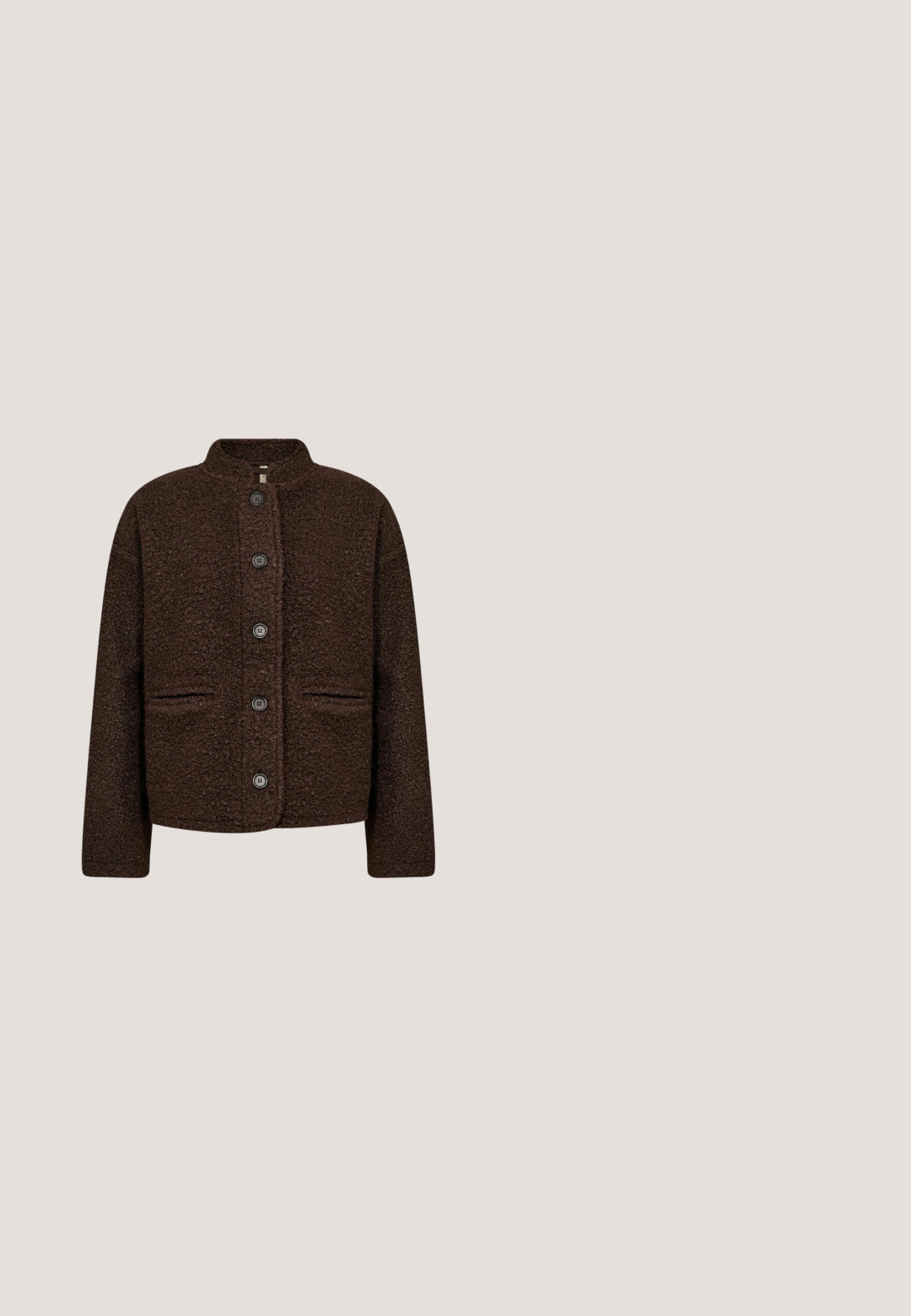 Bruine gestructureerde wollen jas met lange mouwen, opstaande kraag, knoopsluiting aan de voorkant en twee horizontale sleufzakken.; Beige gebreide trui met een hoge geribde hals en kabelpatroon over het hele lichaam en de mouwen.; Beige henley shirt met lange mouwen, ronde hals en vijf knopen middenvoor.; Beige wijde corduroy broek met riemlussen, knoop en ritssluiting aan de voorkant, met voorzakken op een witte achtergrond.; Beige suède enkellaarzen met een ronde neus, minimale stiksels en een lichtbruine rubberen zool met een getextureerd patroon.; Donkerbruine suède handtas met bovenste hengsels, een afneembare schouderband en een decoratief riemdetail aan de voorkant.