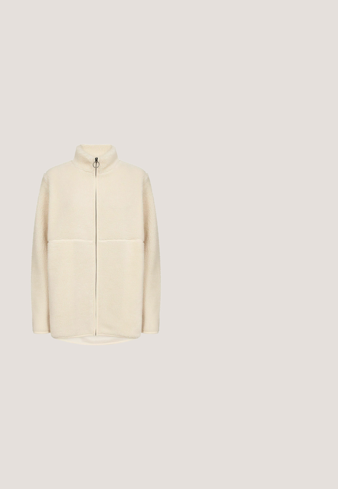 Creme fleecejack met een hoge kraag, sluiting met rits aan de voorkant en twee grote horizontale zakken. Zachte textuur met een iets oversized pasvorm.; Beige cropped jas met lange wijde mouwen, opstaande kraag, ritssluiting aan de voorkant en zijzakken, gemaakt van zachte stof.; Oversized crèmekleurig T-shirt van zachte stof met een ronde halslijn en korte mouwen. Subtiele reliëf logo-detail aan de voorkant.; Beige wijde broek met een elastische tailleband en trekkoord, met zichtbare verticale naaddetails aan de voorkant.; Beige sportschoen met een gestructureerde bovenkant, minimalistisch ontwerp en een gespikkelde witte rubberen zool. Beschikt over een subtiel logo aan de zijkant.; Beige stoffen schoudertas met een gladde textuur, ritssluiting, verstelbare riem en een subtiel logo aan de voorkant. Eenvoudig, gestroomlijnd ontwerp.
