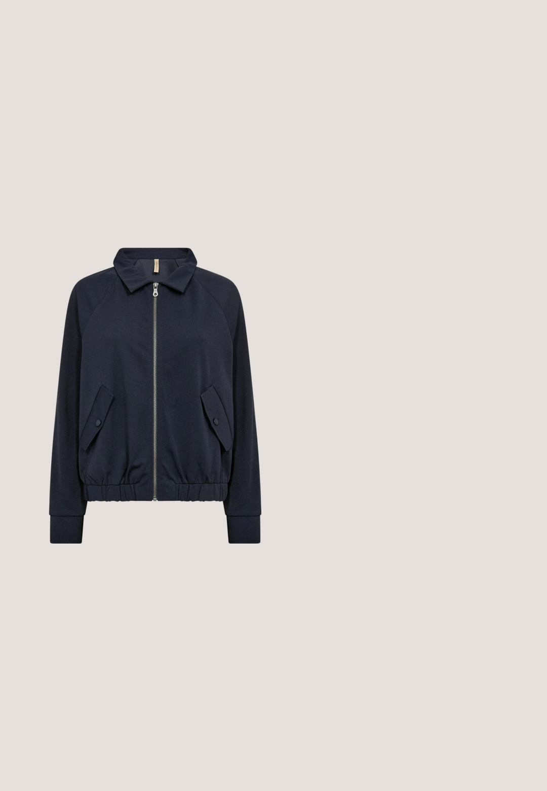 Soyaconcept SIHAM - Let jakke / Sommerjakker - navy; Crewneck-trøje med brede horisontale navy og hvide striber og tre dekorative knapper på hver ærmekant.; Hvid, ribbet tanktop med høj halsudskæring og marineblå accents langs kanterne. Har et lille logo på nederste højre side. Strækbart materiale.; Mørkeblå bukser med vidde i benene og frontsømme, der har en hvid snor og elastisk taljebånd med pink striber.; Sneaker med lavt skaft i beige mesh, lyseblå ruskindsdetaljer, hvide snørebånd og tanfarvet gummisål, set fra siden.; Blå nylon-tote taske med rynkede håndtag, en rund logo på forsiden og snørrelukning i toppen. Glat tekstur, overdimensioneret design.