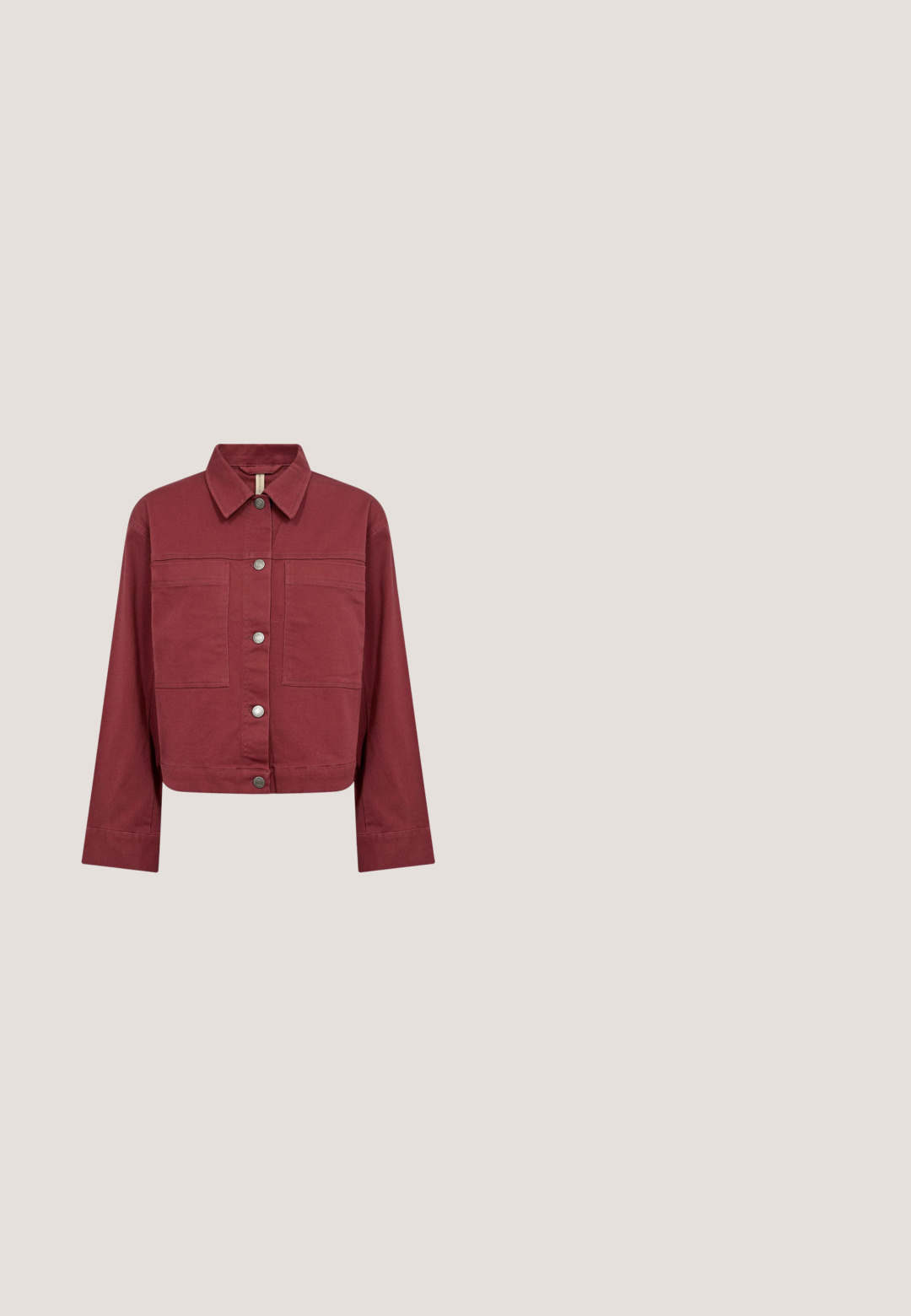 Chaqueta de color rojo oscuro con botones, mangas largas, dos bolsillos en el pecho y un cuello puntiagudo sobre fondo blanco.; Cárdigan largo rojo de manga larga hecho de tela de punto, con cuello redondo y cierre de botón en la parte frontal. Textura suave con un sutil detalle de canalé.; Camiseta lisa de manga corta y cuello redondo en color rojo oscuro sólido, con un corte relajado y sin estampados ni logos visibles.; Pantalones anchos burdeos con rayas verticales en blanco y azul claro, con una cinturilla elástica y cordón ajustable.; Zapatilla baja en granate y blanco con cordones blancos y suela de goma, con dos rayas blancas en los laterales y marca "Tamaris".; Bolso de piel burdeos trenzada con forma redondeada y un asa trenzada única. Cuenta con un cierre de cremallera y una textura suave.