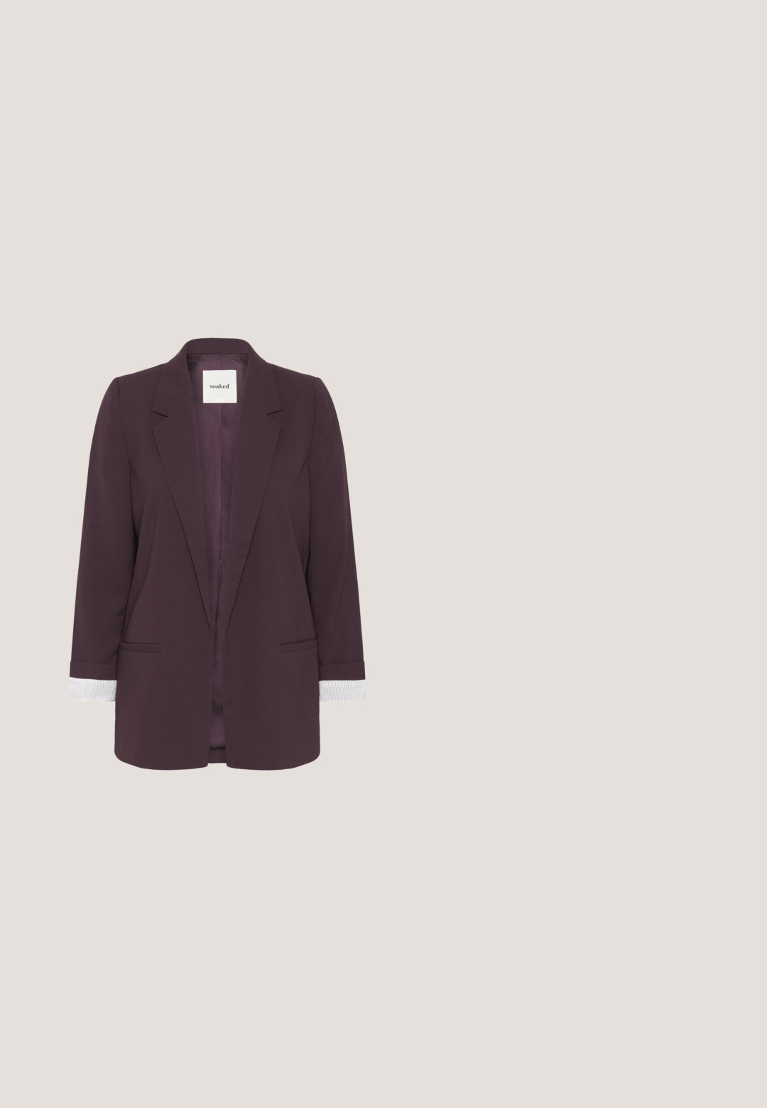 Blommefarvet blazer med notched revers og enkeltknapslukning, med stribede manchet detaljer og to forlommer. Glat stoftekstur.; Ærmeløs dyb burgundy satin camisole top med tynde justerbare stropper og blonder detaljer langs cowl-halsudskæringen.; Vide benbukser i dyb bourgogne, lavet af et glat stof. Har en høj talje med folder og enkle bæltestropper for et skræddersyet udseende.; Bordeaux laker læder højhælede sandal med ankelrem, spids tå og tre vandrette remme over foden. Detalje med spænde i guldtonet.; Bordeaux læder skuldertaske med en buet form, dobbelt håndtag, lynlås lukning og subtile sømdetaljer. Glat, højglans finish.; Par guldfarvede øreringe i dråbeform med indgraverede blomster- og geometriske mønstre på en ensfarvet baggrund.