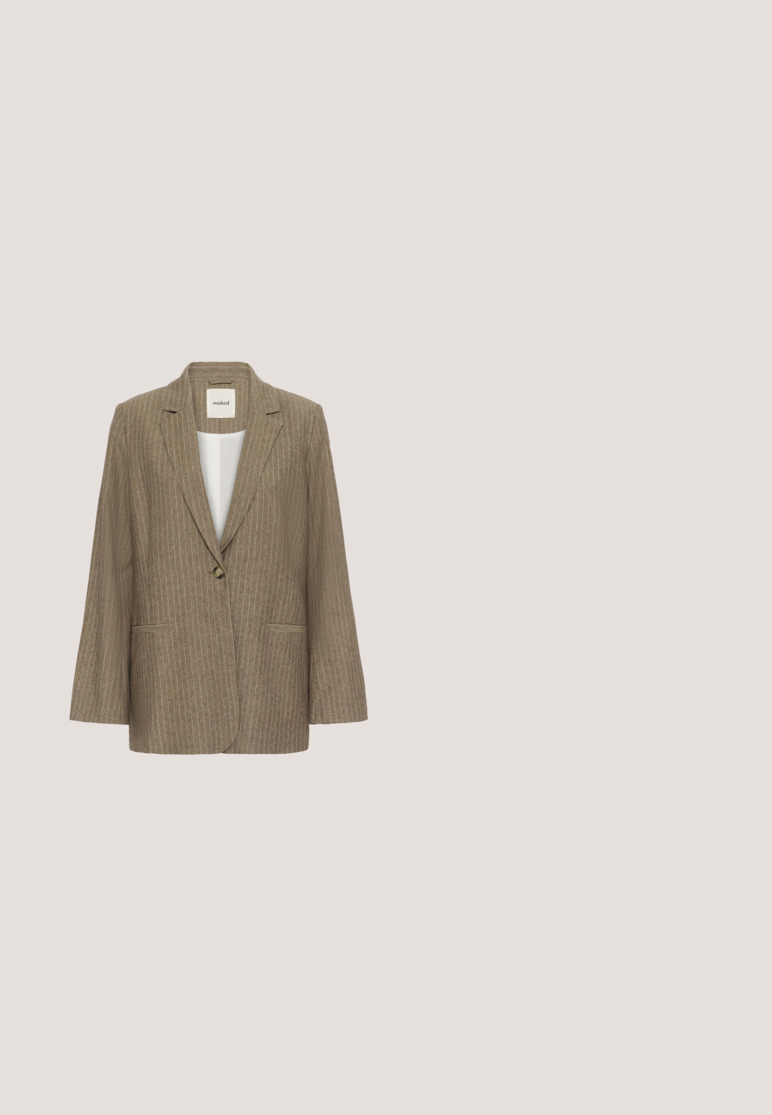 Bruin gestreepte blazer met notch revers, een enkele knoopsluiting en twee voorzakken. Gemaakt van een gestructureerde stof.; Beige katoenen polo met korte mouwen, brede kraag en vijf knopen aan de voorkant, gemaakt van zacht gestructureerde stof.; Beige high-waist wijde broek met taillebandlussen, voorplooien en een gladde, licht glanzende stoftextuur.; Beige leren enkelboot met een pointed toe en een conische hak. Gladde textuur met minimale stiknaden en een slanke silhouet.; Taupekleurige handtas van getextureerd leer met dubbele handgrepen, een afneembare schouderriem en een klein gouden embleem rechtsonder.; Een paar gepolijste goudkleurige abstract gevormde oorbellen met een gebogen ontwerp en ronde uiteinden op een lichte neutrale achtergrond.