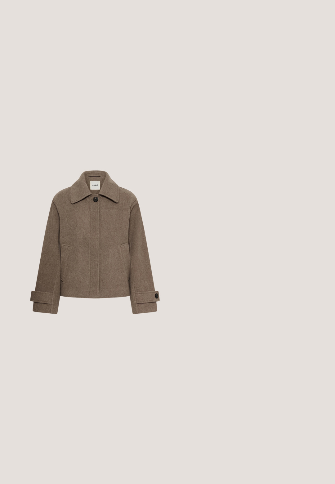 Chaqueta de lana marrón con un gran cuello, cierre delantero de botones, bolsillos laterales y puños abotonados, mostrada sobre un fondo blanco liso.; Suéter de punto color crema con cuello tipo camisa, cinco botones negros y puños de punto acanalado. Textura suave y diseño de corte relajado.; Pantalones de pierna ancha en tela color crema con sutiles rayas verticales, con cintura plana y lazos para cinturón. Textura suave sin bolsillos.; Bota de cuero marrón oscuro hasta el tobillo con punta afilada, tacón bajo tipo ‘kitten’ y lengüeta para tirar en la parte trasera.; Pequeño bolso de cuero negro tipo bolsita con parte superior fruncida, cadena dorada y logo "BIMBA Y LOLA" en letras doradas.; Anillo de oro brillante con un diseño espiral liso y audaz en la parte superior, mostrado sobre un fondo blanco.