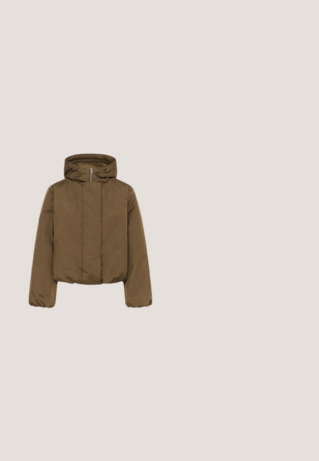 Chaqueta de invierno acolchada marrón con capucha, cremallera frontal oculta por solapa, puños elásticos y cordones en la capucha para ajuste.; Sudadera de punto color caqui con cuello redondo, costuras de hombro caídas, puños acanalados y un diseño corto. Material suave de mezcla de algodón.; Camiseta de manga corta con rayas horizontales en beige, negro y blanco, con cuello redondo negro sobre un fondo liso.; Pantalones de pana verde oliva con un diseño de pierna recta, que cuentan con bolsillos frontales y un cierre de botones, mostrando una textura acanalada vertical.; Zapatilla deportiva de ante marrón con rayas de logotipo beige, cordones a juego y suela de goma texturizada, vista lateral sobre fondo blanco.; Bolso de hombro marrón de ante con un diseño tipo hobo. Cuenta con una apertura amplia, una textura suave y un asa redondeada sin costuras para un transporte cómodo.