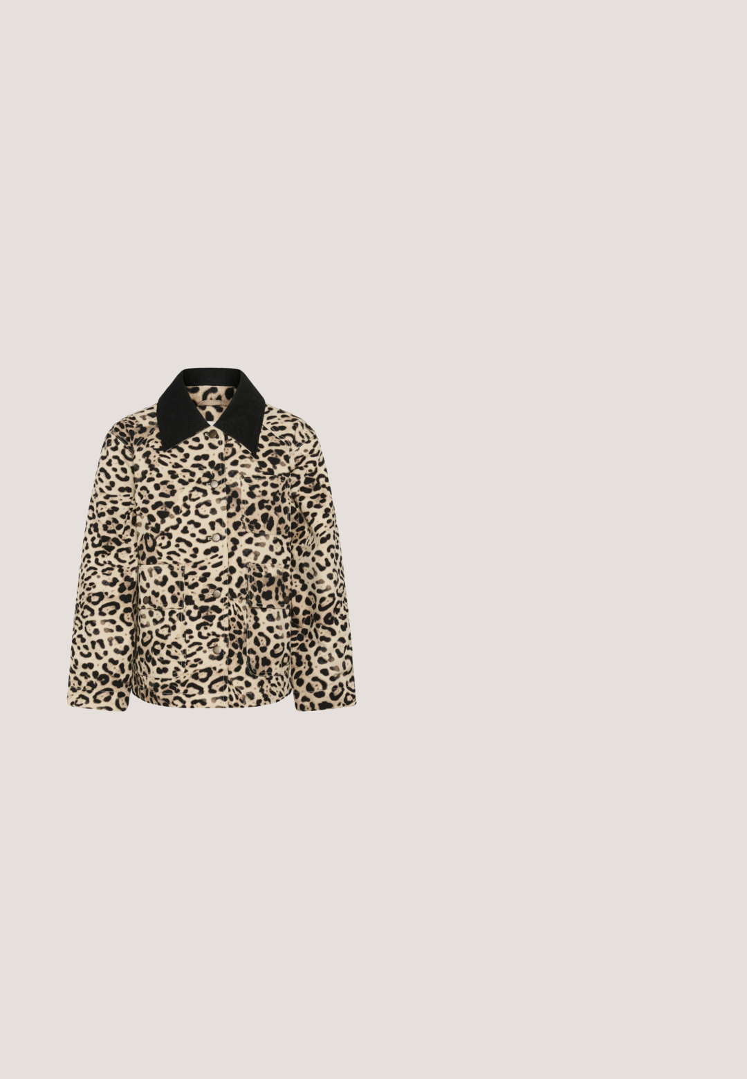 Jacke mit beigem und schwarzem Leopardenmuster, schwarzem Kragen, vorderen Druckknöpfen und großen aufgesetzten Taschen vorne.; Leopardenmuster Cropped Sweatshirt mit langen Puffärmeln, hellbeigen Bündchen und Ausschnitt, das über eine weiche Textur und kräftige schwarze Akzente verfügt.; Braunes T-Shirt mit kurzen Ärmeln und einem Leopardenmuster in Beige. Runder Ausschnitt und lockere Passform. Weicher Stoff.; Leopardmuster-Hosen in Beige, Braun und Schwarz. Hergestellt aus einem weichen Stoff, haben sie einen geraden Schnitt und einen klassischen Bund.; Leopardenmuster Plattform-Sneaker mit schwarzen Schnürsenkeln, strukturiertem Material und gelben Nähdetails auf einer dicken schwarzen Gummisohle.; Handtasche im Leopardenmuster mit doppelten Griffen, schwarzem Lederanhänger, goldfarbenen Beschlägen und einem kleinen Vorhängeschloss, das am Reißverschluss befestigt ist.