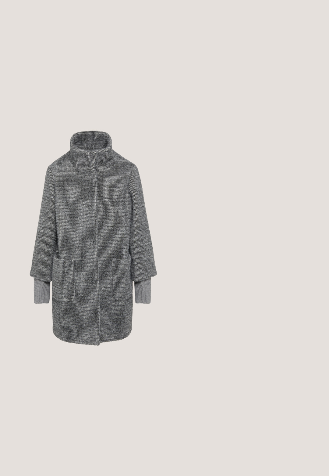 Grau gestrickter Mantel mit hohem Kragen, zwei vorderen Taschen und langen Ärmeln mit gerippten Bündchen. Strukturiertes Gewebe mit Karomuster.; Grauer Pullover mit Rundhalsausschnitt, langen Ärmeln und gerippten Bündchen. Der Stoff wirkt weich mit einer leichten Textur und einer leicht lockeren Passform.; Dunkelgraue gerade geschnittene Jeans mit umgeschlagenen Säumen, vorderem Knopf und Reißverschluss, Gürtelschlaufen sowie Vorder- und Gesäßtaschen.; Schwarze Leder-Ankle-Boots mit elastischen seitlichen Einsätzen, markantem rechteckigem Absatz und robustem Profilsohle für Grip und Stabilität. Insgesamt glatte Textur.; Schwarze Leder-Shopper-Tasche mit horizontaler Steppung, zwei Schulterriemen und einer runden, angebrachten Münztasche mit Reißverschluss.; Silberne Creolen mit einem kreisförmigen Design und einer strukturierten Oberfläche sowie einem Steckverschluss. Sie zeigen zwei unterschiedliche, ineinandergreifende Formen.