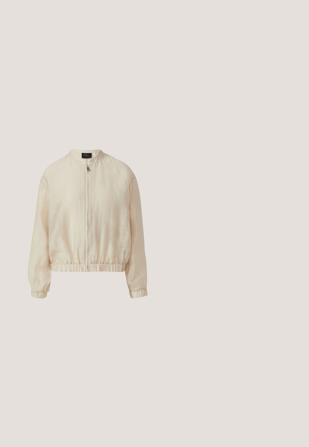 Veste bomber beige clair en tissu lisse, dotée d'un col rond, d'une fermeture éclair à l'avant et de poignets et d'un ourlet élastiqués pour un ajustement décontracté.; Pull en tricot crème à manches courtes avec un motif texturé en vagues et un col rond côtelé. Coupe décontractée avec des manches retournées.; Pantalon large cropped blanc avec une taille élastique, texture lisse et plis subtils à l'avant, présentant des ourlets cousus en bas.; Sandales en daim beige avec un design à tongs, un orteil carré et un talon bloc. Comprend une sangle de cheville noire avec un détail de boucle métallique.; Sac à épaule en cuir beige avec une forme courbée, présentant une bandoulière avec des détails de logo et des accents en métal doré. Comprend une fermeture éclair avec des glands.; Boucles d'oreilles en ton or avec une forme lisse et organique, finition polie. Se fixent avec un fermoir à tige et à l'arrière ; présentent une courbe subtile et un éclat.