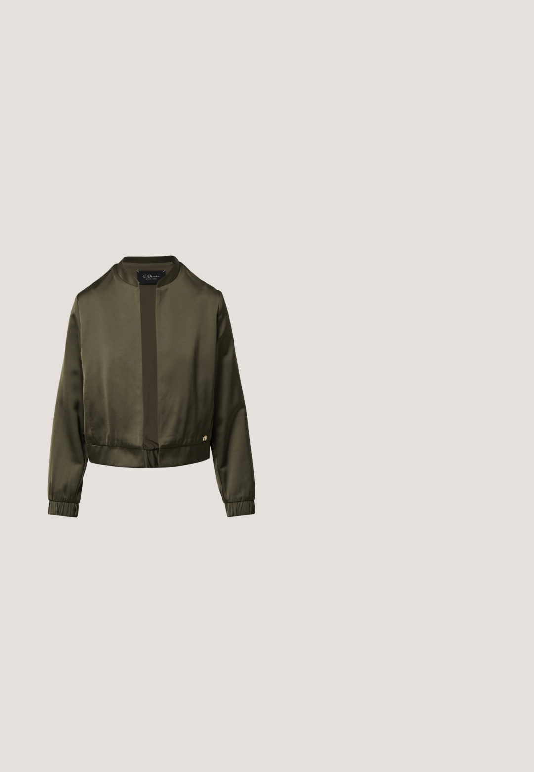 Olijfgroen bomberjack met een gladde satijnen afwerking, cropped ontwerp, ronde halslijn en elastische manchetten; heeft een centrale sluitpaneel.; Metallisch olijfgroen T-shirt met korte mouwen, ronde hals, asymmetrische zoom, gestructureerde stof en subtiele glansaccenten.; Leggings met snakeskinpatroon in groene en bruine tinten, met een nauwsluitend ontwerp, een gladde textuur en een hoge tailleband voor extra comfort.; Puntige slingback hak in donkergrijs, versierd met zilveren studs. Heeft een smalle enkelriem en een kloofvormige, metalen hak.; Groene suède handtas met zwarte en grijze slangpatroonaccenten, gouden beslag, dubbele handgrepen en een voorvak met gespdetails.; Gouden ketting met een delicate schakel en een groene ovale hanger met een zonnestraalontwerp en kleine edelsteenaccenten.