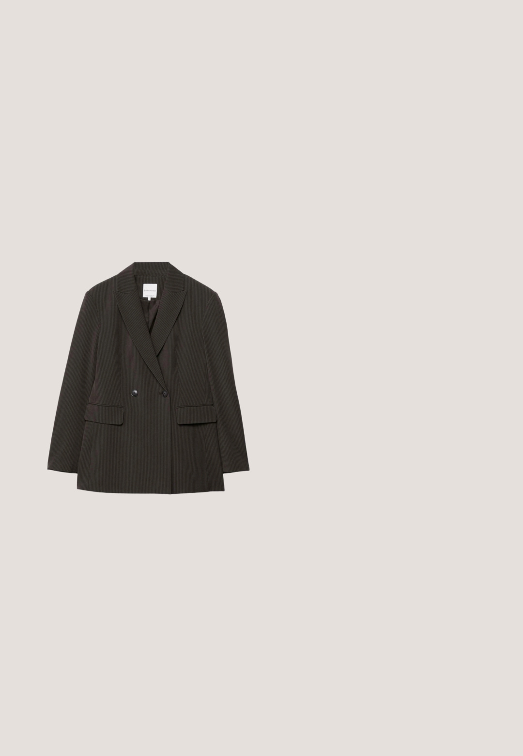 Dobbeltradet blazer i mørkebrun med lodrette nålestriber, hakkede revers, to forlommer og sorte knapper. Glat tekstur.; Rød- og hvidternet stoftop med firkantet halsudskæring, samlet design, justerbar rød snøring og hvide blondedetaljer langs kanterne.; Mørkeblå vidde jeans med et mørkere flamme-mønster, der stiger op fra de brede benåbninger.; Laksko i lilla farve med høje hæle og spids tå samt et slankt silhuet. Indeholder en 5-tommer stiletto hæl og en glat, blank overflade.; Bordeaux falsk krokodilleder håndtaske med to korte håndtag, enkelt skulderrem, sløjfeaccent og sølvfarvet hardwaredetaljer.; Rød Harpikssmykke ring med afrundede, boble-lignende former og en glat, blank overflade. Designet inkluderer kugler i forskellige størrelser.