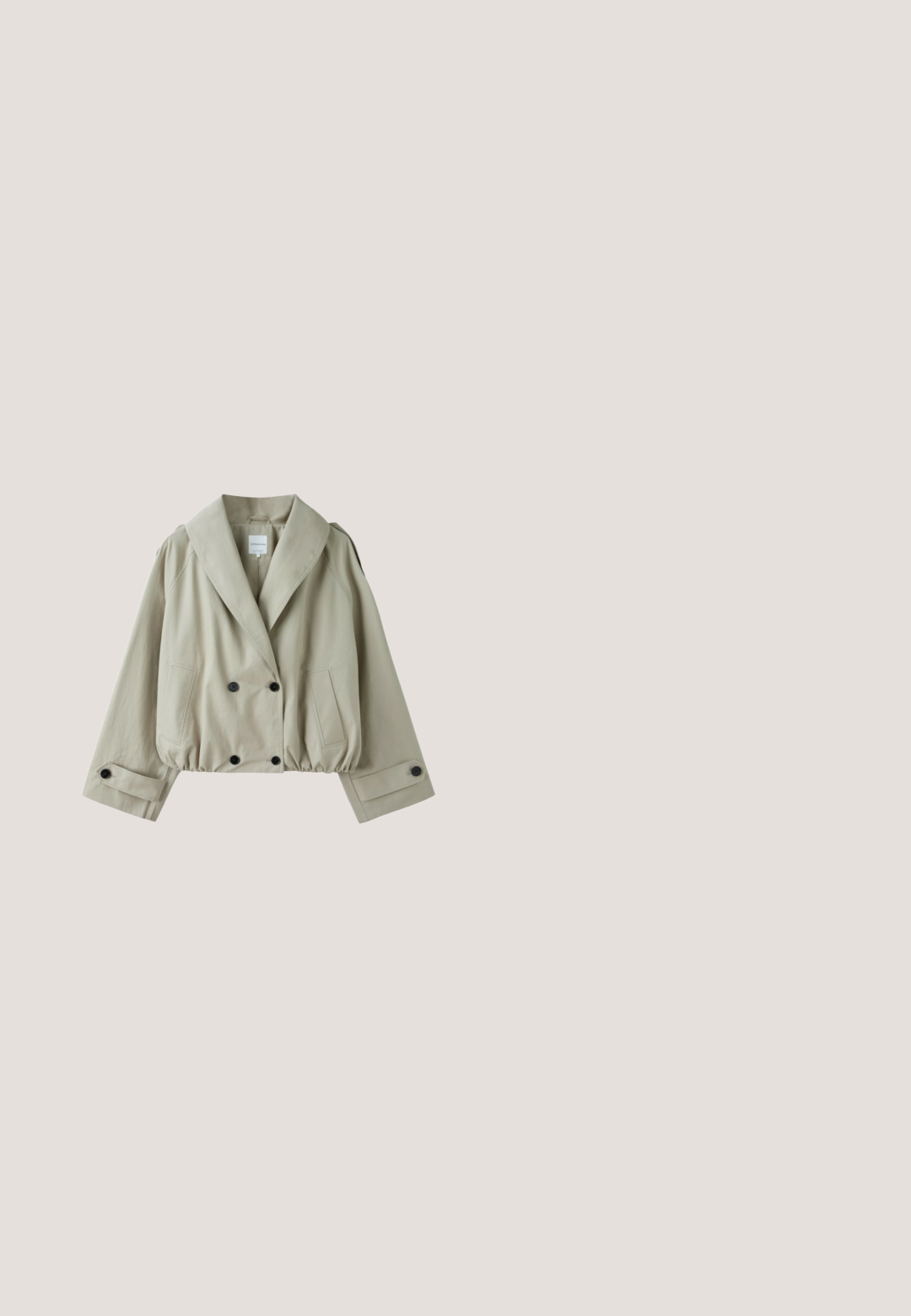 Beige gekürzte zweireihige Jacke mit weitem Kragen, Fronttaschen, knöpfbaren Manschetten und elastischem Saum.; Beige gestrickter Pullover mit Rundhalsausschnitt, langen Ärmeln und geripptem Saum. Texturierter Stoff mit weicher Optik. Einfaches und vielseitiges Design.; Helles Blau, weite Jeans aus Denim. Verfügt über ein klassisches Fünf-Taschen-Design und eine subtile verblasste Textur. Knopf- und Reißverschluss.; Weißer Ledersneaker mit klassischem Design, Schnürverschluss, flacher Gummisohle und strukturierten Akzenten. Sauberes, minimalistisches Erscheinungsbild.; Rechteckige braune Ledertasche mit kurzem Griff befestigt und abnehmbarem längeren Riemen unten auf weißem Hintergrund platziert.; Marc O'Polo Gürtel - classic cognac