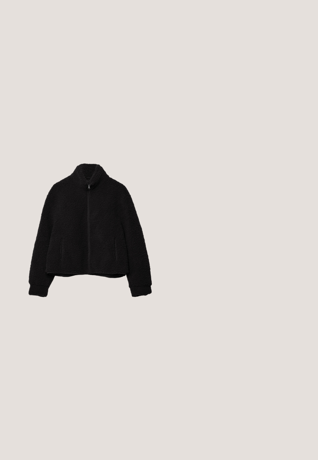 Schwarze Fleecejacke mit hohem Kragen, Frontreißverschluss und zwei Seitentaschen. Aus einem strukturierten, weichen Material gefertigt und im cropped Design.; Schwarzes Langarmshirt mit Rundhalsausschnitt, dezentem seitlichem Raffdetail und gerade geschnittenem Saum vor weißem Hintergrund.; Grau verblasste Jeans aus Denim mit hoher Taille, vorderer Knopfleiste und Reißverschluss, ausgestattet mit ausgestellten, weiten Beinen sowie Vorder- und Gesäßtaschen.; Schwarze Knöchelstiefel mit einem gerippten Strickkragen und einer flachen, strukturierten Sohle. Hergestellt aus einer Kombination aus Wildleder und elastischen Materialien.; Schwarze Sonnenbrille mit rechteckiger Form, dunklen Gläsern und glänzendem Finish. Akzentuiert durch dezentes Branding am Bügel.; Schwarze Handtasche aus Kunstleder mit doppelten Griffen, einem abnehmbaren Riemen, schrägen Reißverschlüssen und silbernen Beschlägen. Texturierte Oberfläche mit Nähdetails.