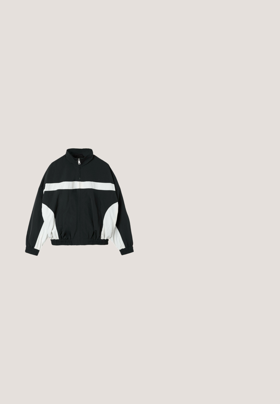Schwarz-weiße Windjacke mit Reißverschluss, mit einem horizontalen weißen Streifen über der Brust und weißen Einsätzen an den Ärmeln. Elastische Bündchen und Saum.; Schwarzes Sport-T-Shirt aus weichem Material, mit Rundhalsausschnitt, kurzen Ärmeln und drei weißen Streifen auf jeder Schulter. Weißes Logo auf der Brust.; Schwarze Sporthosen aus einem glatten Stoff. Tapered-Design mit elastischen Bündchen. Mit kleinem weißen Logo an der linken Hüfte.; Weißer Sportschuh mit Mesh- und Synthetikpaneelen, silbernen Akzenten, klobiger cremiger Sohle und kontrastierenden schwarzen Details. Verfügt über ein Schnürsystem.; Schwarze rechteckige Sonnenbrillen mit dunklen Gläsern und dicken matten Rahmen. Die Bügel sind leicht verjüngt und haben eine glatte Oberfläche.; Schwarze Leder-Hüfttasche mit runder Form, oberem Reißverschluss und zwei seitlichen Griffen. Sie hat eine strukturierte Oberfläche und eine minimale Markenkennzeichnung.