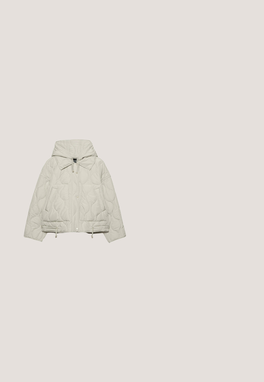 Stradivarius HOODED PUFFER  - Vinterjakker - white; Beige chunky strikket cropped sweater med lange ærmer og ribbet rund halsudskæring samt manchetter.; Hvid kortærmet fluffy strik top med rund halsudskæring og kort kant, mærket af mærket "NEXT."; Even&Odd Petite Træningsbukser - mottled light grey; Hvide og sølvfarvede sneakers med en chunky sål, overdel i blandede materialer og prangende syninger. Inkluderer en hælflap og et brandlogo.; Beige stof skuldertas med en glat overflade, lynlåslukning, justerbar rem og et subtilt logo på forsiden. Enkel, strømlinet design.