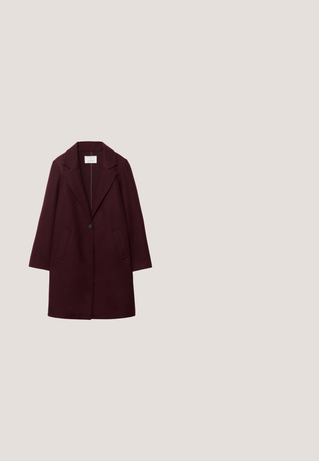 Manteau en mélange de laine bordeaux avec un col pointu, fermeture à un bouton et deux poches avant ; manches longues et coupe droite.; Robe bordeaux avec manches longues en dentelle, encolure à volants et ceinture à la taille. Le corsage lisse contraste avec les détails texturés en dentelle.; Botte noire hauteur genou avec une finition en cuir lisse, bout carré et un talon épais. Le design présente une silhouette élégante et ajustée.; Michael Kors Lunettes de soleil - cordovan; Porte-monnaie bordeaux avec une chaîne en métal argenté, présentant un extérieur texturé, une poignée supérieure et un logo décoratif orné de strass.; Grand chouchou en satin bordeaux avec une texture de tissu brillant rassemblé en plis doux sur un fond blanc.