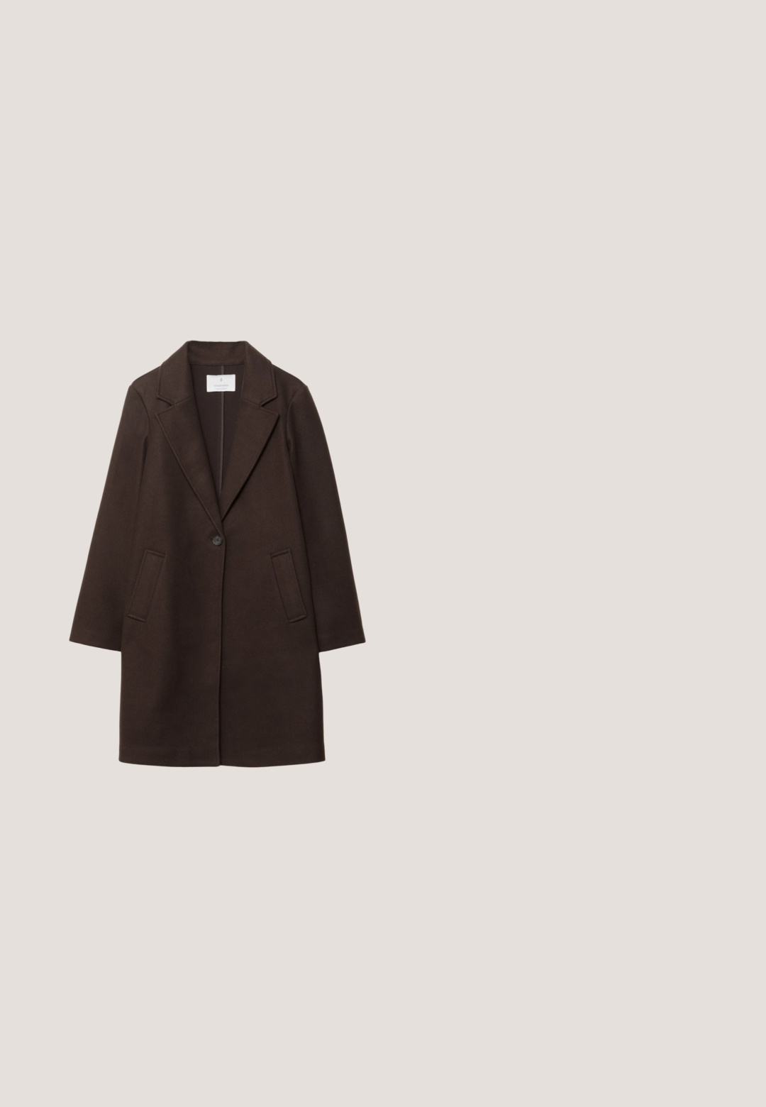Manteau en laine brun avec un col cranté, fermeture à bouton unique et deux poches avant. Présente une silhouette ajustée et des manches longues.; Robe midi marron sans manches avec encolure ronde et subtil détail drapé sur le côté sur fond blanc.; Anna Field by Zalando Bottes - dark purple; Lunettes de soleil œil de chat bourgogne avec des verres foncés, monture en plastique lisse et accents dorés sur les côtés. Design stylé et angulaire.; Sac à main en cuir verni marron avec double poignées, bandoulière amovible, poche zippée à l'avant et accents en métal doré.; Paire de boucles d’oreilles marron en forme de rose ornées de petits strass transparents sur fond blanc.
