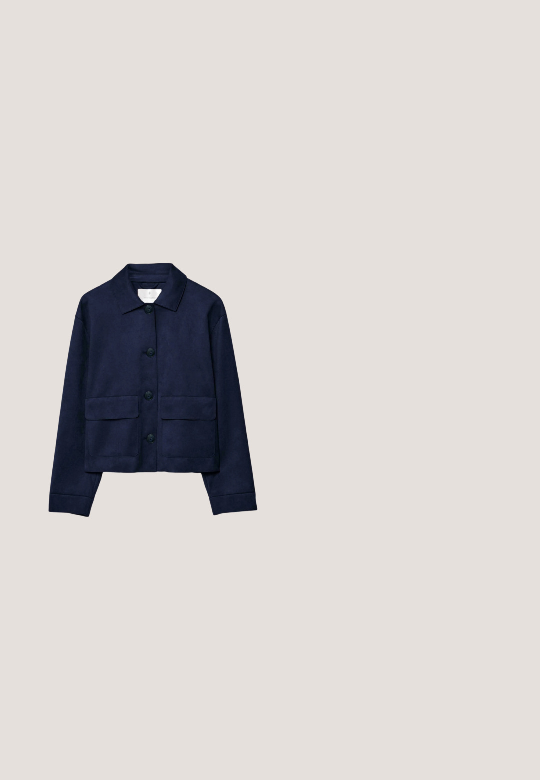 Marineblå, kort jakke lavet af imiteret ruskind med knaplukning foran, to brystlommer og en klassisk krave. Glat tekstur, afslappet design.; Mørkeblå langærmet cropped skjorte med rund hals, præsenteret fladt på en hvid baggrund.; Mørk navy tilpassede bukser med bæltestropper, sidelommer og lige ben pasform.; CAFèNOIR CANVAS - Sneakers - blu; Sort tekstureret læderhåndtaske med to håndtag, aftagelig skulderrem med striber og sølvspænde på forsiden.; Delikat guldkæde med en lille muslingeskalvedhæng og justerbar lås med forlængelsesled vist på en hvid baggrund.