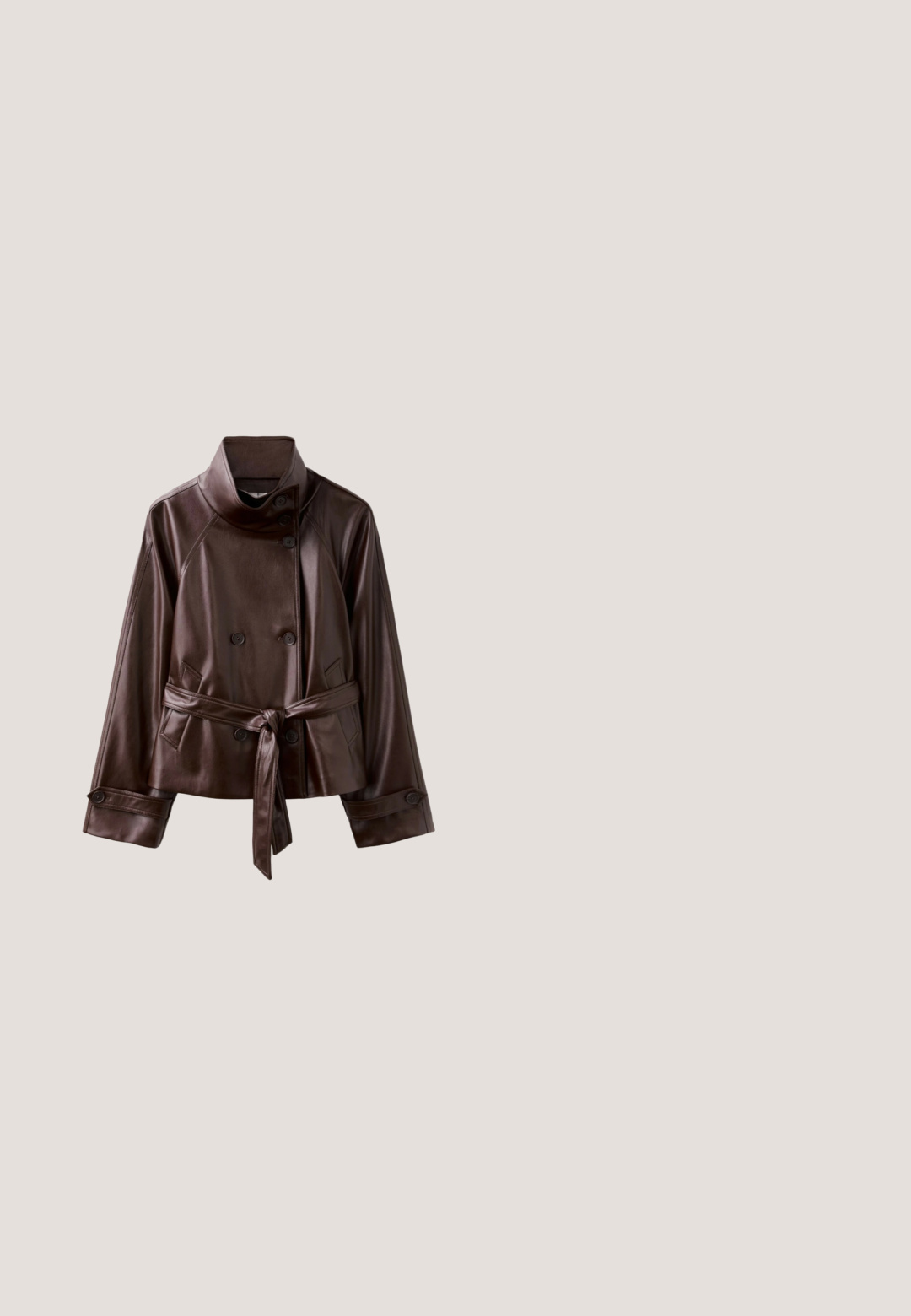 Veste en cuir marron foncé avec col montant, boutons croisés, ceinture nouée à la taille et poignets boutonnés.; Pull-over marron en tricot avec un large col, un profond col en V et un ourlet côtelé. Texture douce avec des manches longues et une coupe décontractée.; Pantalon marron à jambes larges avec taille élastique et cordon, en tissu doux, présenté sur fond blanc.; Botte en daim marron haute jusqu'au genou avec un bout pointu et un talon de 3 pouces. Texture lisse, silhouette élégante et design minimaliste.; Lunettes de soleil carrées en écaille de tortue marron foncé avec des montures épaisses et des verres teintés sur fond blanc.; Sac à main en cuir suédé brun avec une forme structurée, deux poignées, un accent ceinture et un logo embossé sur le devant. Texture mate, design simple.