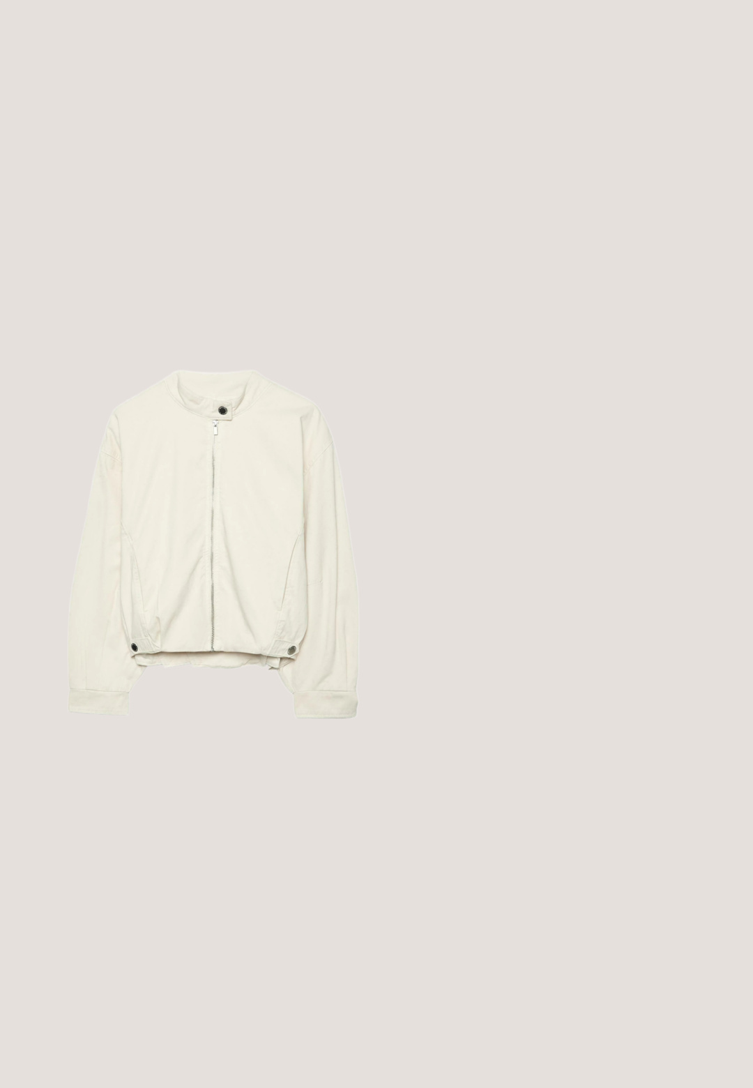 Off-white bomberjakke med lynlås foran, trykknap-krave og manchetter samt sidelommer på de lange ærmer.; Ribbet, stropløs top lavet af blødt, strækbart stof i off-white. Har en glat udskæring og en tætsiddende silhuet for en snug pasform.; Hvide jeans med høj talje og lige ben, med forreste knap, lynlåslukning samt sidelommer og baglommer, mod en ensartet lys baggrund.; Beige slip-on træsko med perforeret top, justerbar rem og tyk polstret sål designet til afslappet komfort.; Cremefarvede solbriller med ovale linser, brunt tonede, med en blank finish og subtil "Vogue" branding på siden.; Lille hvid skuldertaske med en enkelt justerbar rem og en lynlåslukning, sat mod en ensfarvet hvid baggrund.
