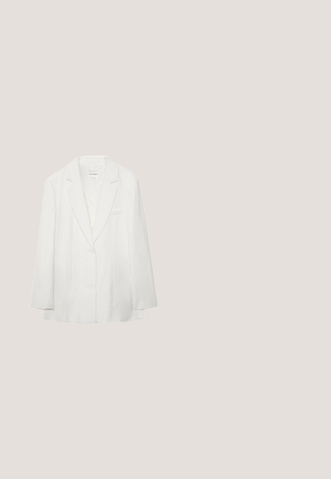 Blazer blanc à un bouton avec revers crantés et manches longues, avec une poche poitrine et un tissu subtilement texturé.; Haut sans manches couleur crème avec larges bretelles, boutons sur le devant, détails en dentelle et une coupe légèrement évasée et froncée.; Pantalon blanc à jambes larges avec taille élastique et cordon de serrage, en tissu léger.; Sabots roses clairs en caoutchouc, dotés de trous de ventilation, d'une forme sculptée et d'une semelle texturée pour l'adhérence. Portés avec un pantalon beige clair.; Lunettes de soleil blanches en plastique avec des verres foncés, forme angulaire de cat-eye, accent doré sur la branche, arborant le logo "vogue" en argent.; Sac à épaule en tissu couleur crème avec broderie florale à œillets et une seule bandoulière souple.