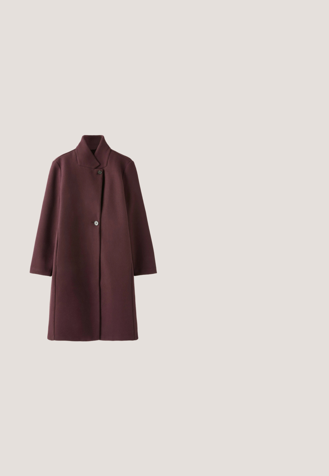Lang mørklilla frakke med høj krave og to synlige knapper foran, vist fladt på en hvid baggrund.; Langærmet burgundy kjole med lille beige blomsterprint, flæset høj halsudskæring, rynkede manchetter og let udvidet nederdel.; Brune læder knæhøje støvler med spids tå, stiletthæl og et dekorativt spænde om anklen. Glat tekstur.; Katteøje-solbriller i dyb rød plastik med gradient grå linser. Har en guldaccent på stangene med logo-detalje.; Skinnende mørk bordeaux clutch taske med gyldent kæderem, rektangulær form og en foldet flaplukning.; Rød, blank ring med et snoet design og en cirkulær udskæring. Glat overflade med metallisk glans, sat på en guldtonet bænk.