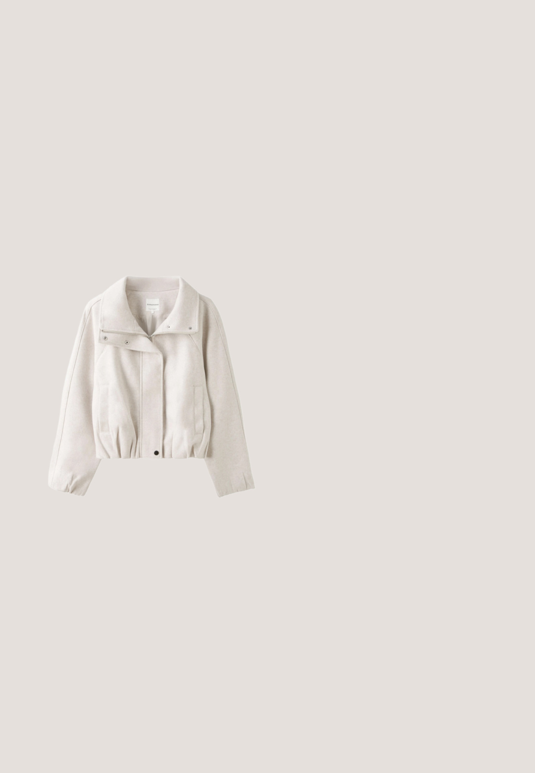 Lys beige kort jakke med bred krave, lynlås foran, trykknapper, lange ærmer og to sidelommer.; Cremefarvet langærmet t-shirt med rund hals lavet af blødt stof, med ribbede manchetter og en afslappet kant, med en subtil tekstur over det hele.; Beige kortærmet bomuld T-shirt med rund halsudskæring og afslappet pasform, vist på hvid baggrund.; Lysebrune bukser med vide ben, hvide sidelister, elastisk linning og frontfolder, lagt fladt på en hvid baggrund.; Suede slip-on sko i lys tan, med en blød pelsforing og tekstureret gummisål med en let hæl og bagestrop for nem påklædning.; Beige ruskind skuldertaske med en enkelt strop og en enkel søm, der løber lodret ned midten.