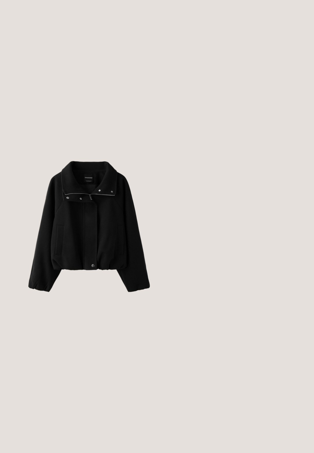 Veste courte noire avec fermeture éclair et boutons-pression, col montant, manches longues et poches latérales.; T-shirt noir à manches courtes, avec un graphique coloré de bonhomme en pain d'épice sur la poitrine gauche. Le tissu semble lisse et semblable à du coton.; Jupe mini en denim de couleur gris délavé. Comprend une fermeture à boutons, des passants pour ceinture et deux poches avant. Texture lisse avec un effet de lavage subtil.; Chaussures à lacets en cuir noir avec une semelle plateforme épaisse et un bout rond. Présentent une texture lisse et une tirant au talon.; Sac à main en cuir noir avec une texture craquelée, de forme ovale et deux poignées rondes. Fermeture éclair sur le bord supérieur.; Bracelet en chaîne serpent en argent avec fermoir mousqueton et petite chaîne d'extension sur fond blanc.