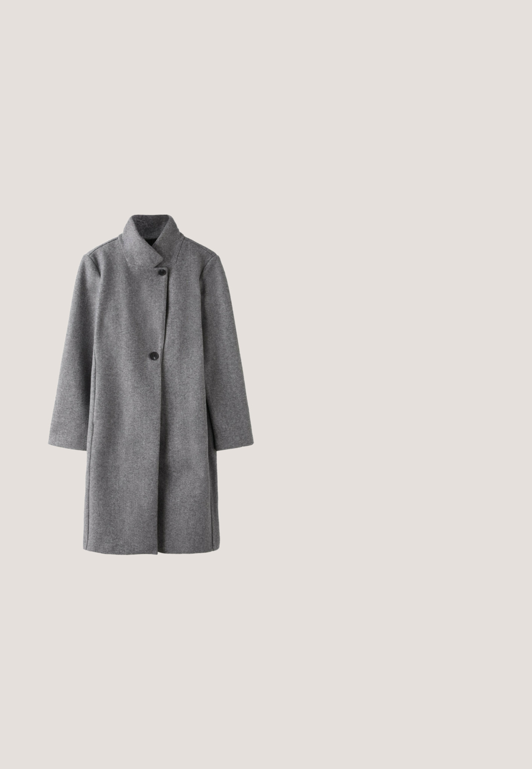 Lang grå uldfrakke med høj krave og to synlige sorte knapper foran, lige snit og lange ærmer.; Grå ribbet sweater med V-hals, lange ærmer og lige kant. Lavet af blødt materiale, med subtile teksturer og detaljer.; Grå bukser med vide ben lavet af et blødt, struktureret stof. Har en elastisk talje og lige ben, uden synlige tryk eller pynt.; Gooce WIN - Vinterstøvler - grey; Hvidrammede oversize-solbriller med lysegrå linser, bred bro og diskret gulddetalje ved hængslet på en ensartet hvid baggrund.; Beige rektangulær læderhåndtaske med to runde håndtag og præget "GR" logo på fronten, lynlåslukning øverst.