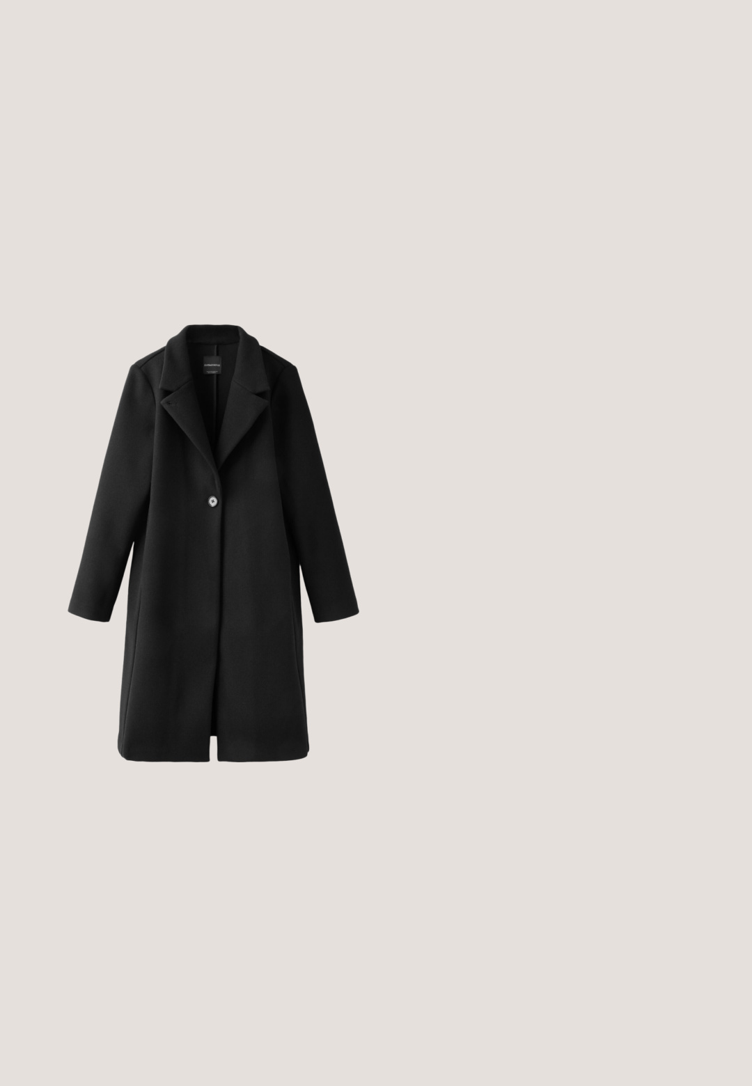 Sort enkelt-knap langt uldfrakke med brede revers og lige ærmer, vist fladt på en hvid baggrund.; Sort strikket sweater med en bred bådudskæring, lange ærmer og en tætsiddende kant. Stoffet har en blød tekstur og en afslappet pasform.; Sort vidde bukser med høj talje og et stort stofbælte bundet i en knude foran til højre.; Sorte læderknæhøje støvler med en struktureret overflade, blokhæl og robust sål. Slankt, tætsiddende design uden yderligere udsmykninger.; Sorte solbriller med en bred, vinkelret stel. Grå gradientlinser. Stængerne har et unikt, mønstret design i sort og beige.; Sort tekstureret læder Guess håndtaske med to håndtag, trekantet logo og hængende mærker prægede med "GUESS" og "1981".