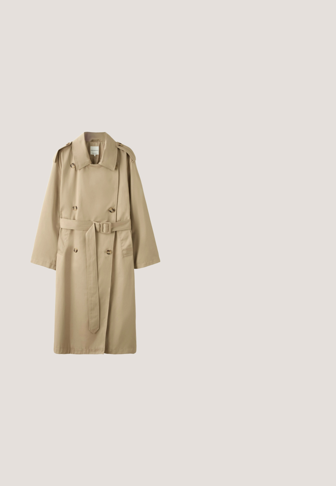 Beige dobbeltradet trenchcoat med brede revers, skulderstropper, knapdetaljer og et matchende bælte i taljen.; Hvid langærmet skjorte med marineblå horisontale striber. Har en bred bådudskæring og blød bomuldsstof. Simpelt design med ribkanter ved ærmerne.; Højtaljede sorte bukser med struktureret finish, der har frontfolder, sidelommer og en knaplukning i livet.; Sorte læderloafer med en glat overflade, rund tå og sidesyning. Har en lav, rektangulær hæl.; Firkantet tørklæde med skiftevis sorte og hvide polkaprikkede paneler, omgivet af flere sorte og hvide striber.; Sort læder skuldertaske med justerbar rem og præget logo på frontklappen, vist mod hvid baggrund.