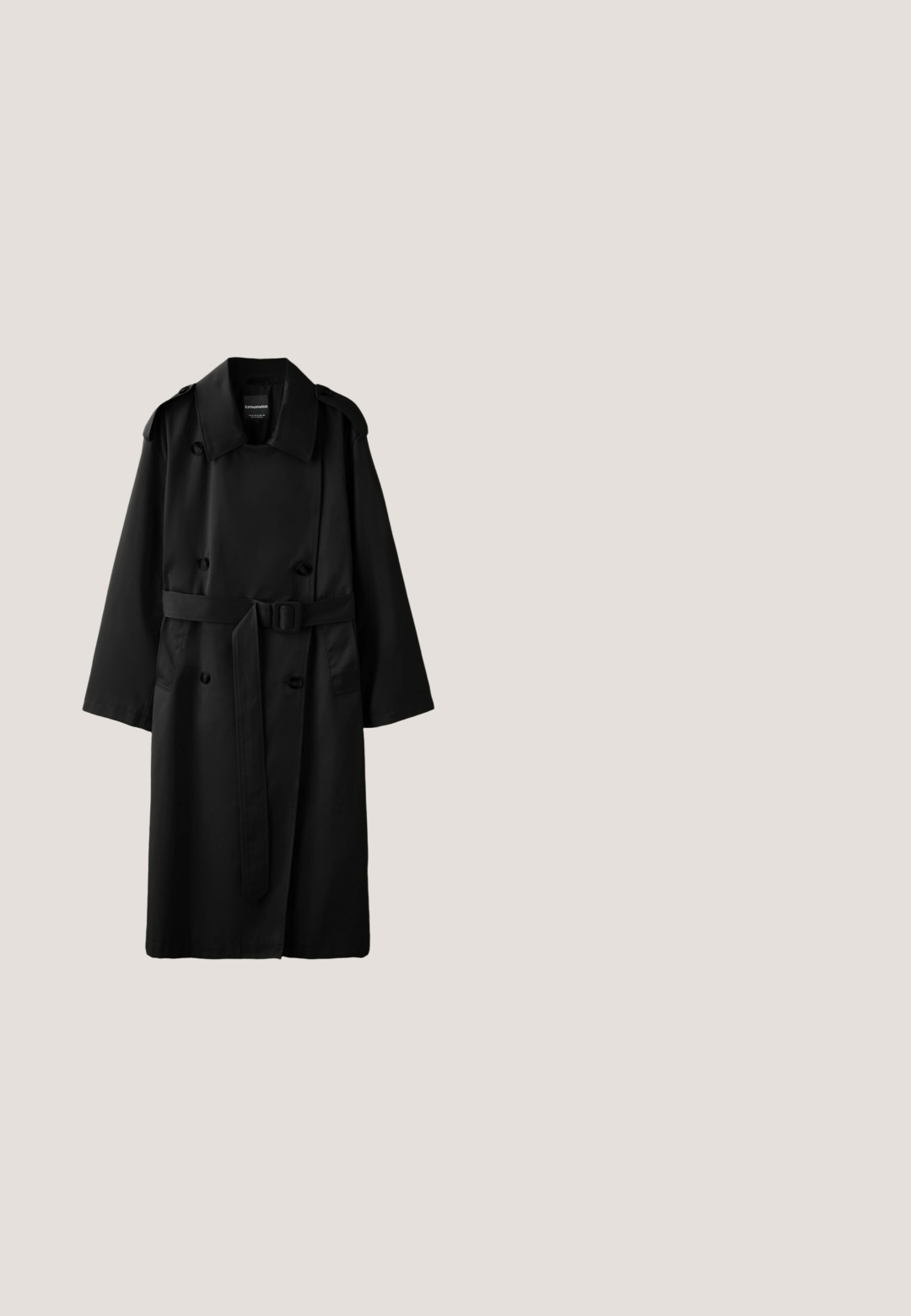 Long trench-coat noir avec large col, boutons croisés, ceinture avec boucle, épaulettes et poches latérales.; Robe noire à manches courtes avec un corsage ajusté et une jupe évasée, réalisée dans un tissu lisse et extensible. Design simple sans motifs ni accents.; Bottes en cuir noirs jusqu'aux genoux avec une finition brillante, bout carré, épaisse semelle, et un accent de sangle dorée avec un logo au niveau de la cheville.; Lunettes de soleil à monture carrée noire avec verres dégradés foncés et accents dorés sur les branches, présentées sur une surface claire unie.; Sac à main en cuir noir avec une forme structurée, des accessoires dorés, une fermeture à rabat et une étiquette amovible. Dispose d'une seule bandoulière.; Bracelet chaîne ton doré avec motif chevrons texturé et fermoir mousqueton avec chaîne d'extension réglable.