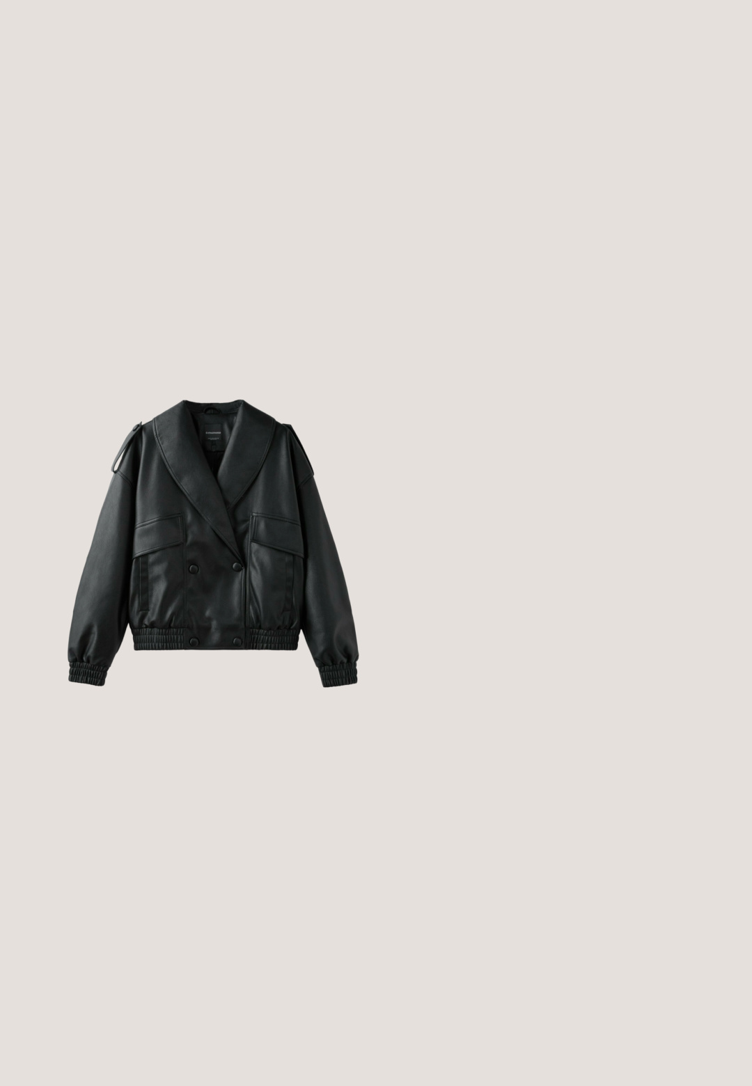 Schwarze Jacke aus Kunstleder mit weitem Kragen, doppelreihigen Knöpfen, elastischem Saum und Bündchen sowie vorderen Klappentaschen.; Schwarzes trägerloses, gerafftes Satin-Corsett-Top mit geradem Ausschnitt und figurbetonter Silhouette vor weißem Hintergrund.; Schwarze, weit geschnittene Jeans aus Denim mit hoher Taille, die ein Fünf-Taschen-Design und einen einzelnen Knopfverschluss vorne aufweist.; Schwarze klobige Plateau-Sandalette mit mehreren silbernen Schnallenriemen und einem Knöchelriemen mit rundem Schnallenverschluss.; Schwarze übergroße Aviator-Sonnenbrille mit dunkel getönten Gläsern, auf weißem Hintergrund präsentiert.; Schwarze Lederhandtasche mit zwei Griffen, vorderer Reißverschlusstasche, Schnallendetails und verknoteten Kordelseiten vor weißem Hintergrund.