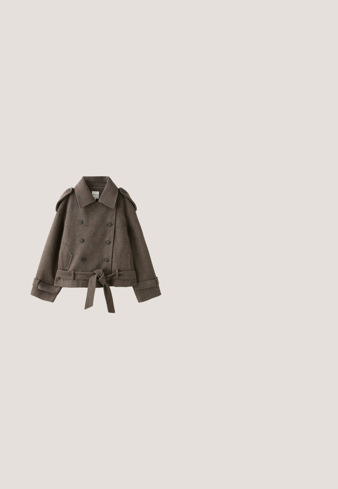 Veste en laine marron à double boutonnage avec un large col, des épaulettes boutonnées, une taille ceinturée et des brides aux poignets des manches longues.; Pull en tricot côtelé marron foncé à manches longues avec un col rond, une coupe ajustée et un motif tricoté lisse et texturé.; Pantalons larges marron avec un waistband à cordon. Fabriqués en tissu doux, avec des coutures verticales à l'avant pour un détail supplémentaire.; Chaussure en daim à enfiler de couleur beige clair, dotée d'une douce doublure en fourrure et d'une semelle en caoutchouc texturé avec un léger talon et une sangle à l'arrière pour un enfilage facile.; Lunettes rectangulaires en écaille de tortue brune avec des verres transparents et des branches épurées, présentant une texture lisse et un design minimaliste.; Sac à main en cuir violet foncé avec un design structuré, deux poignées, des accessoires dorés, un rabat plat avec un fermoir et un détail porte-clés.