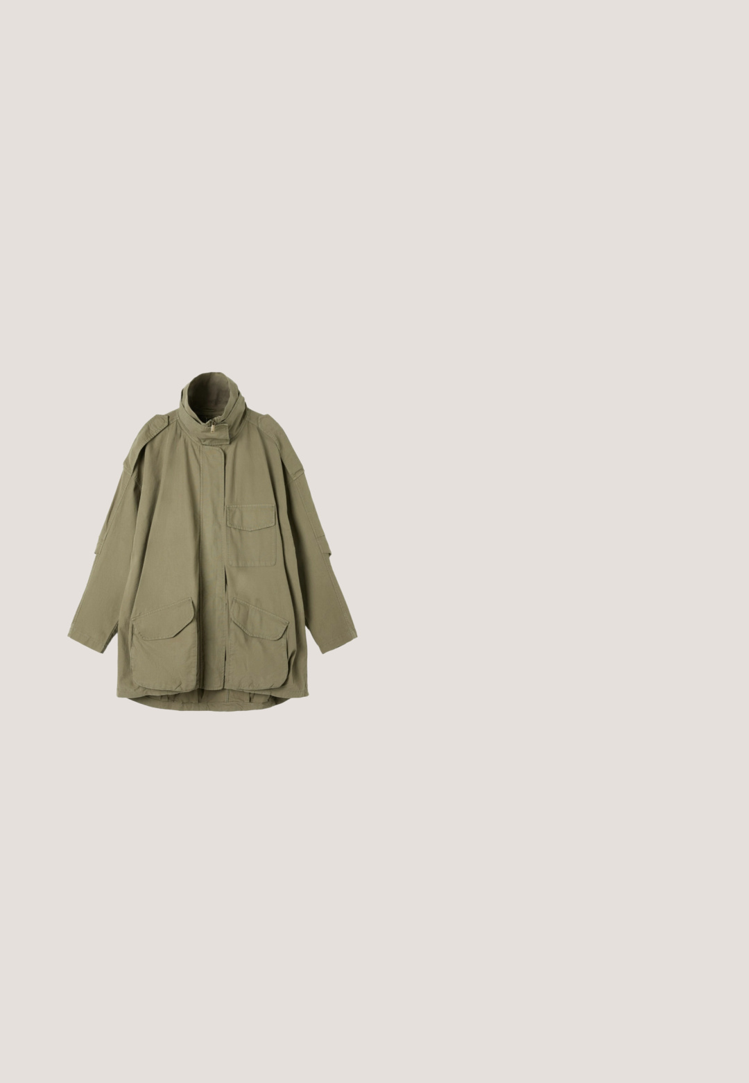Olivgrüne Langarmjacke mit hohem Kragen, Frontreißverschluss und mehreren Klappentaschen auf Brust und unterem Vorderteil.; Gekürzter beiger Strickpullover mit cremefarbenen Stoffflicken auf Brusttaschen und oberen Ärmeln, mit Reißverschlüssen und Knöpfen.; Beiges übergroßes T-Shirt mit kurzen Ärmeln, Rundhalsausschnitt und kleinem weißem "REGARD"-Logo in der Mitte auf der Brust.; Khakifarbene Cargo-Hose aus Baumwolle mit mehreren Seitentaschen, Kordelzügen an den Knöcheln und Knopfakzenten. Klare Linien und strapazierfähiger Stoff.; Braune Leder-Ankle-Boots mit strukturierten Oberflächen, silbernen Ösen und gelben Nähten. Verfügt über eine robuste, transparente Sohle und eine Zuglasche.; Dunkelbraune Ledermessenger-Tasche mit zwei vorderen Riemen und verstellbarem Schultergurt auf weißem Hintergrund.