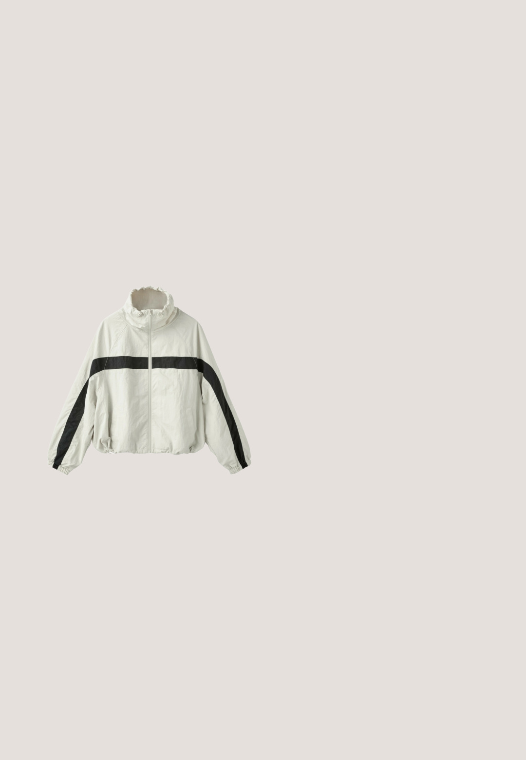 Lysegrå lynlåstrøje med høj krave og elastiske ærmekanter, med et vandret og ærme-sort stribedesign.; Lysegrå crewneck-sweatshirt med lange ærmer og lille hvidt logo på øverste venstre bryst.; Hvid kortærmet bomuld t-shirt med rund halsudskæring og lige kant, vist på en hvid baggrund.; Mørkegrå, elastiske joggers lavet af blødt stof; har en elastisk talje med snøre og tilspidsede ben.; Hvide lavtop-sneakers med snørelukning foran, tekstureret sål og subtile syninger langs siderne.; Sort crossbody taske lavet af slidstærkt stof, med en polstret, åndbar rem, lynlåslommer og en logomærkat foran.